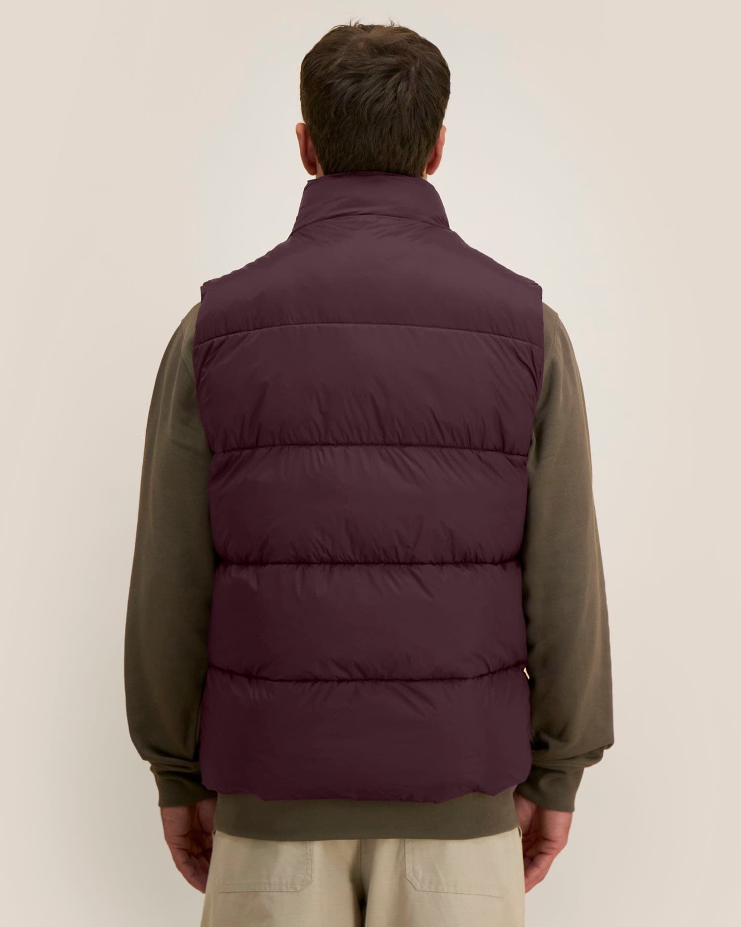 Puffer Gilet 2.0 Stanley/Stella indossato, colore Red Brown