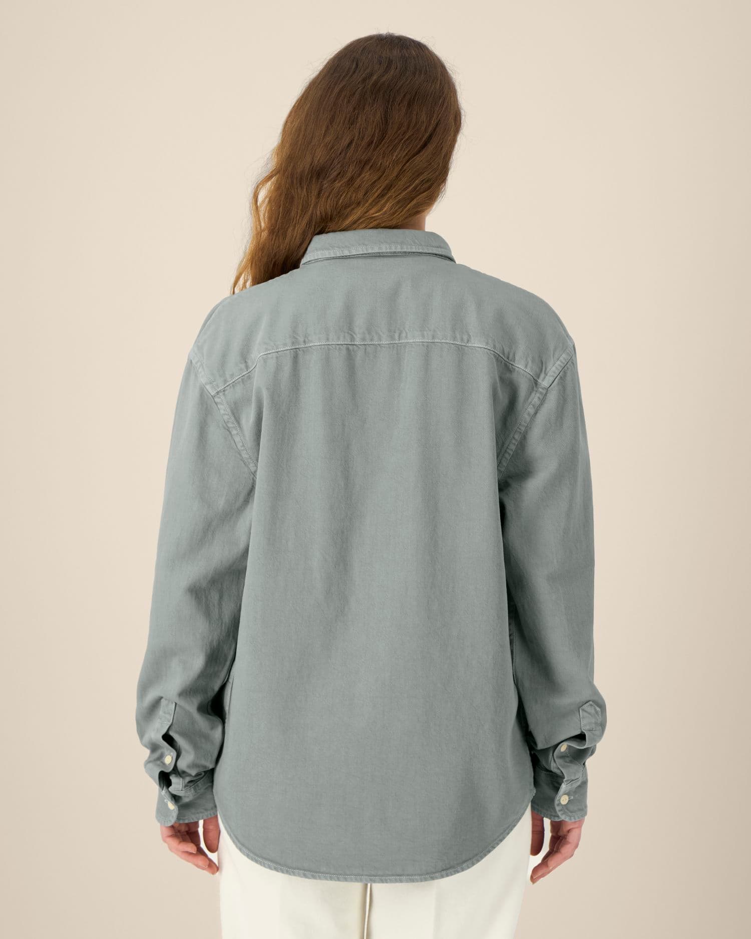 Worker Shirt Stanley/Stella gedragen, kleur G. Dyed Misty Grey