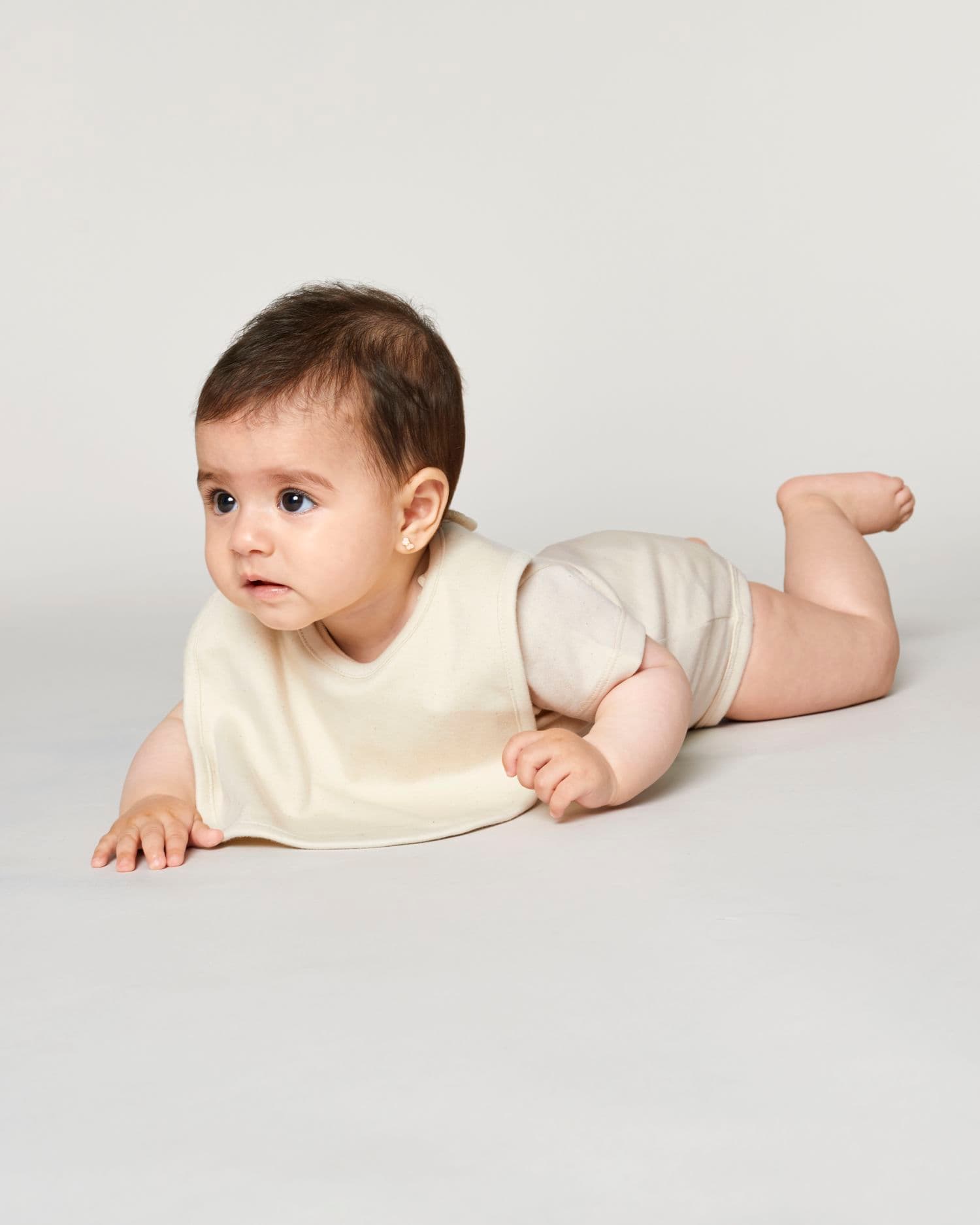 Baby Bib Stanley/Stella puesto, color Natural Raw