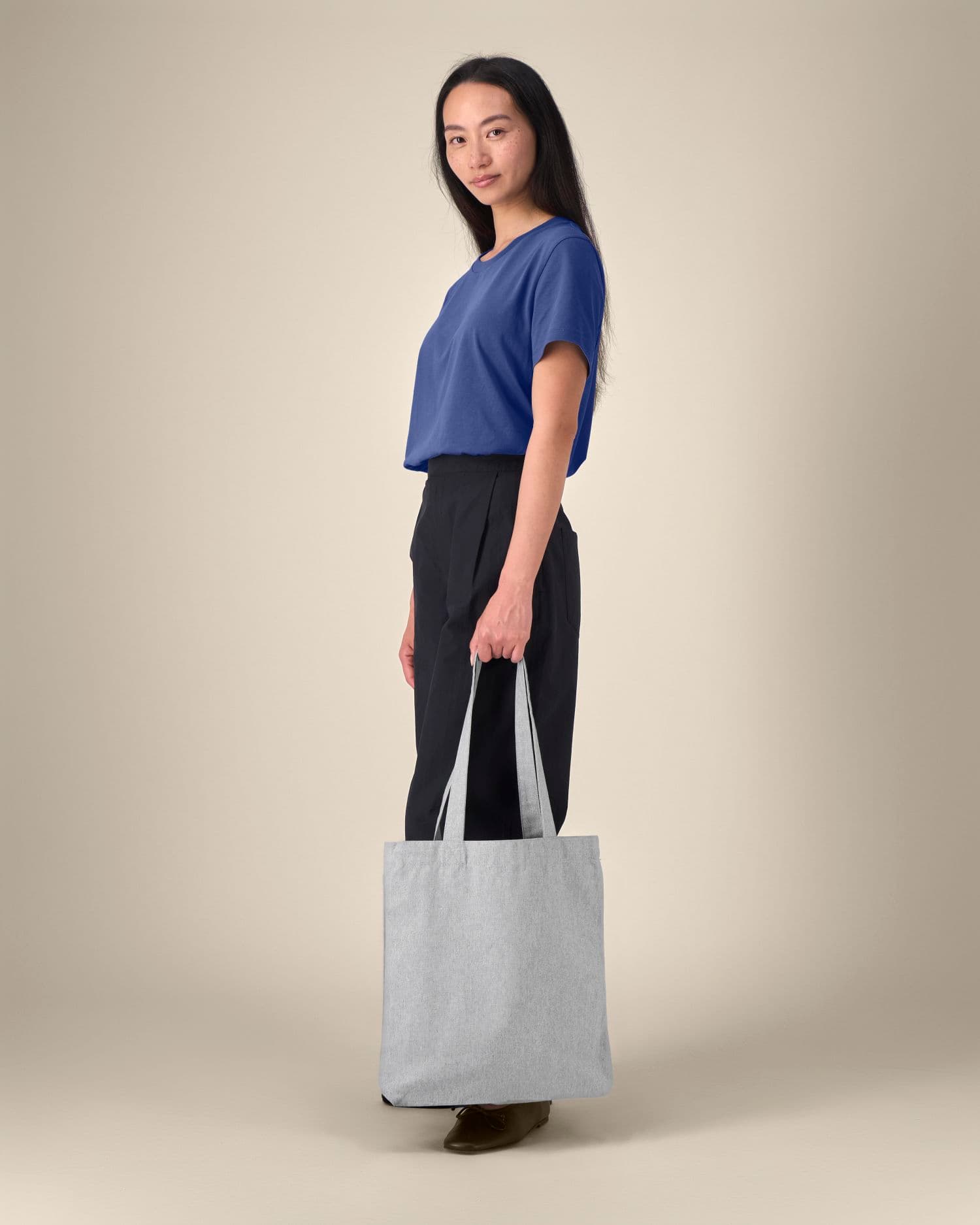 Tote Bag Stanley/Stella porté, coloris Heather Grey