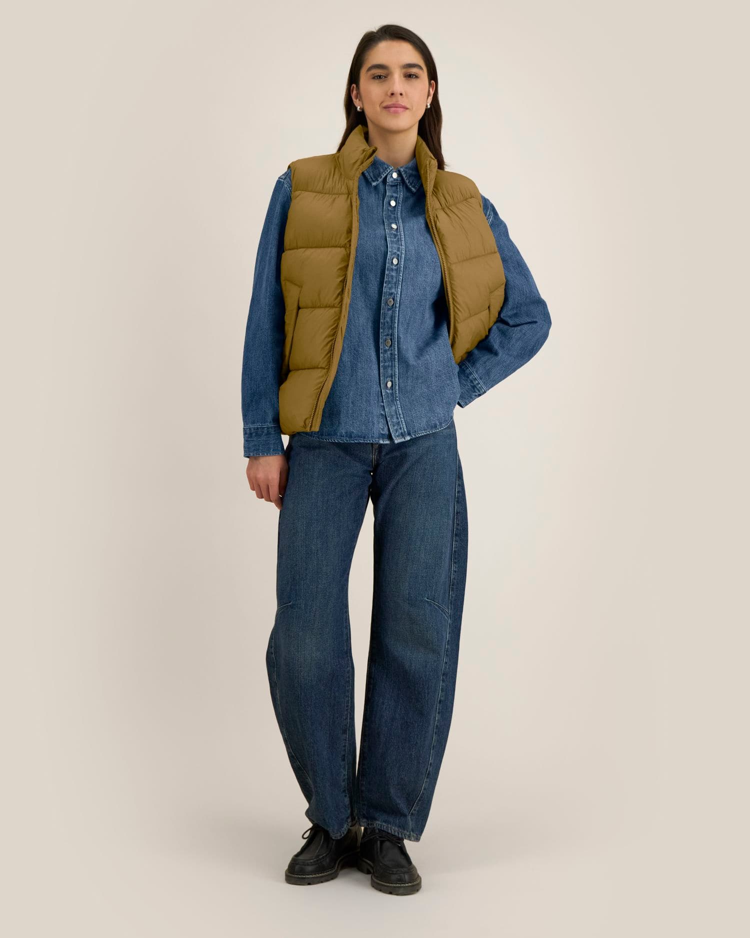 Puffer Gilet 2.0 Stanley/Stella indossato, colore Bronze