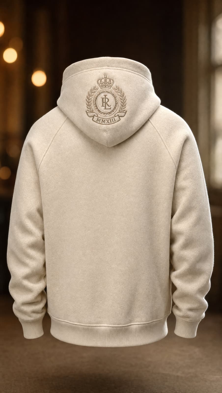 Hoodie heavyweight crème — vue de dos, écusson brodé sur la capuche