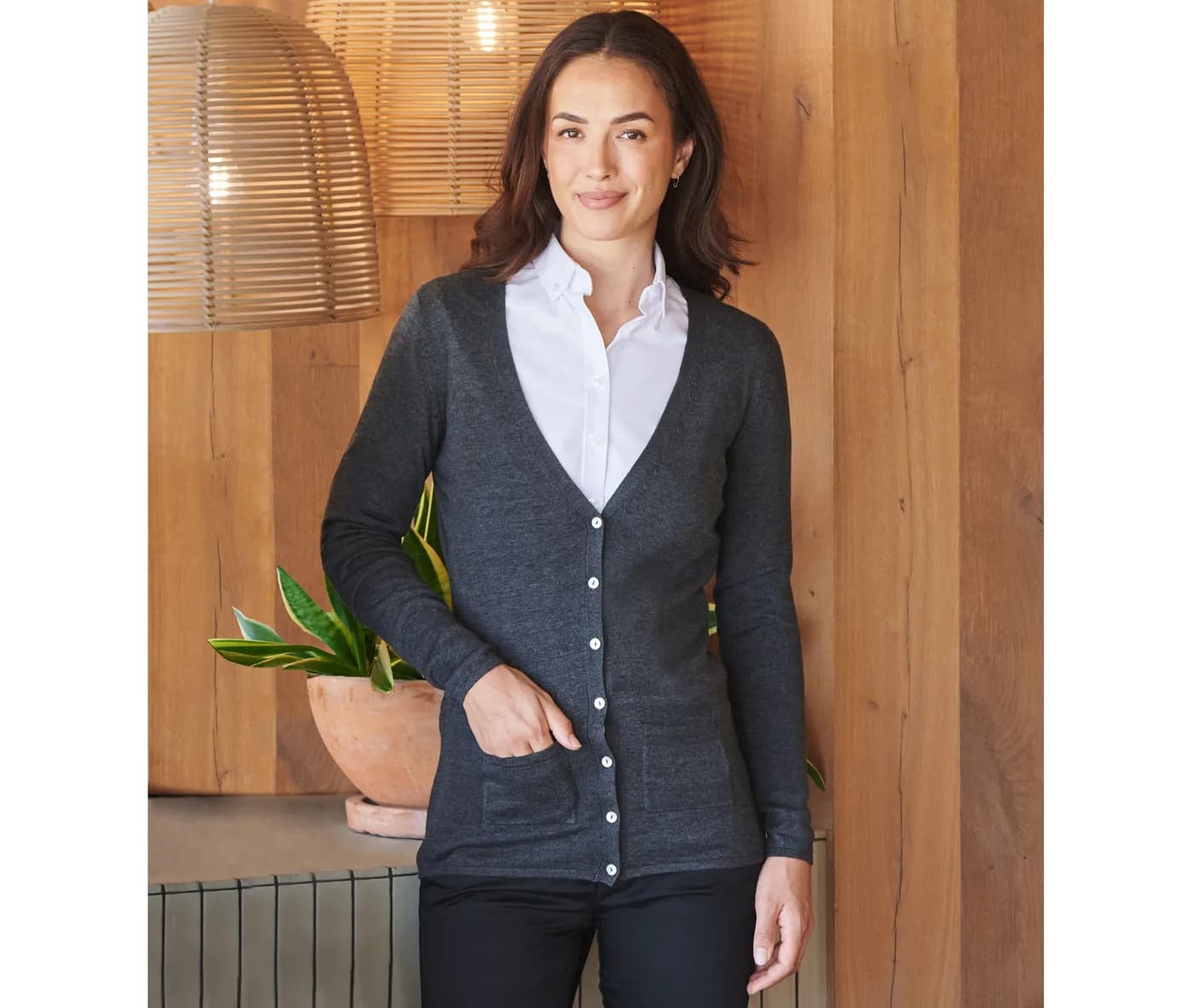 Ladies' V - Button Cardigan — Sweats & hoodies Henbury à personnaliser