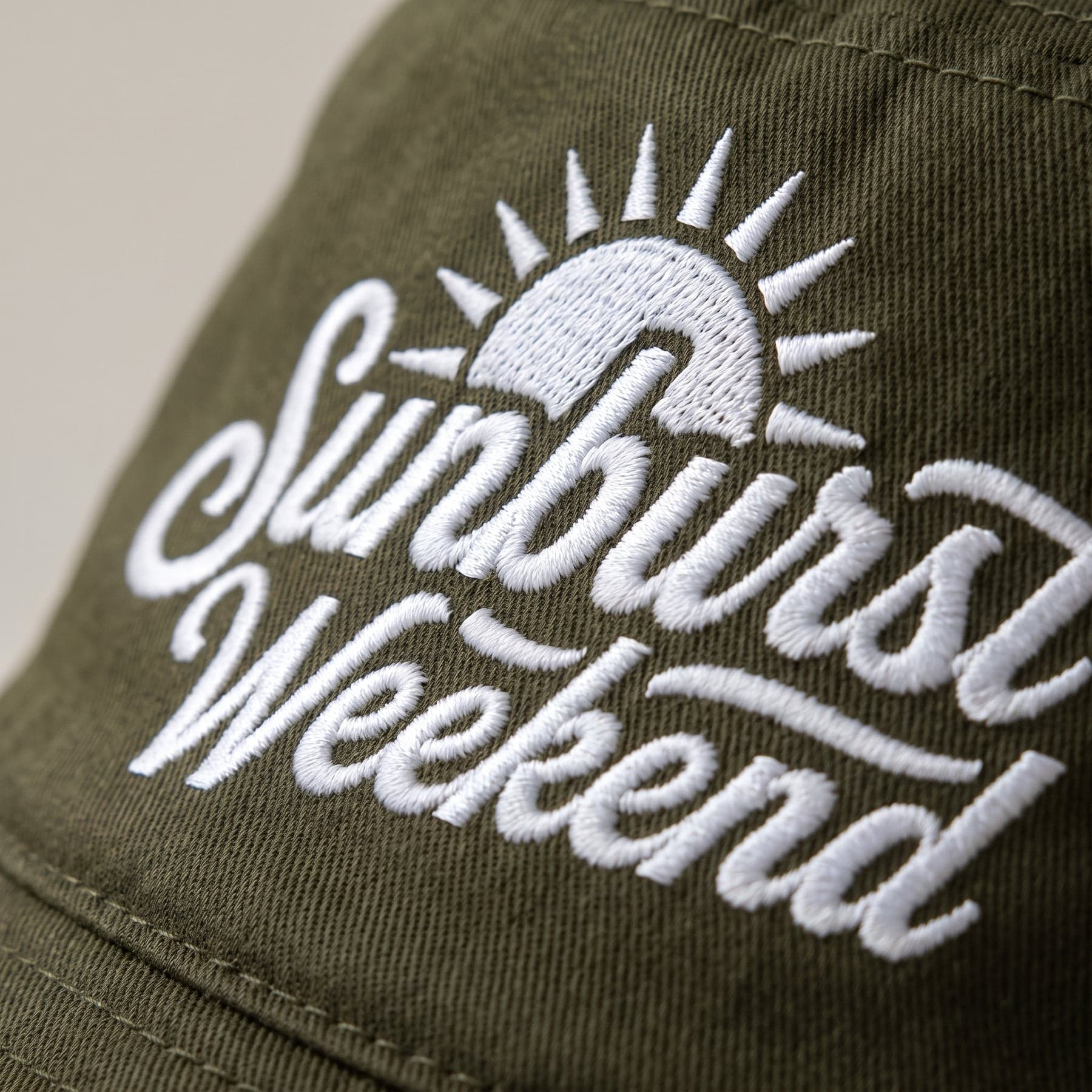 Le marquage — Beechfield Reversible Bucket Hat Olive Green/Stone, broderie au cœur, devant