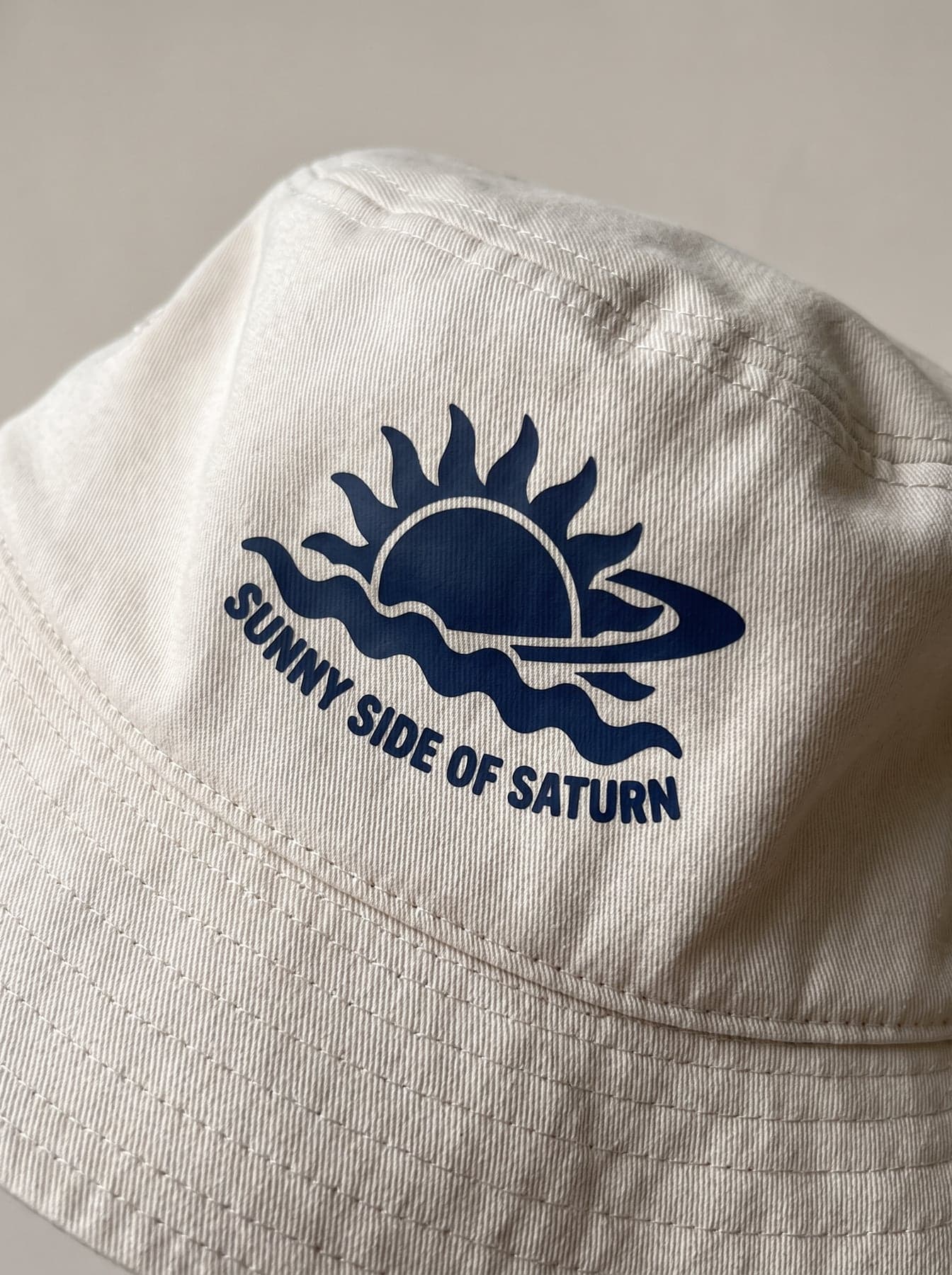 Die Veredelung — Stanley/Stella Bucket Hat Natural, Siebdrucktransfer auf der Brust, vorne
