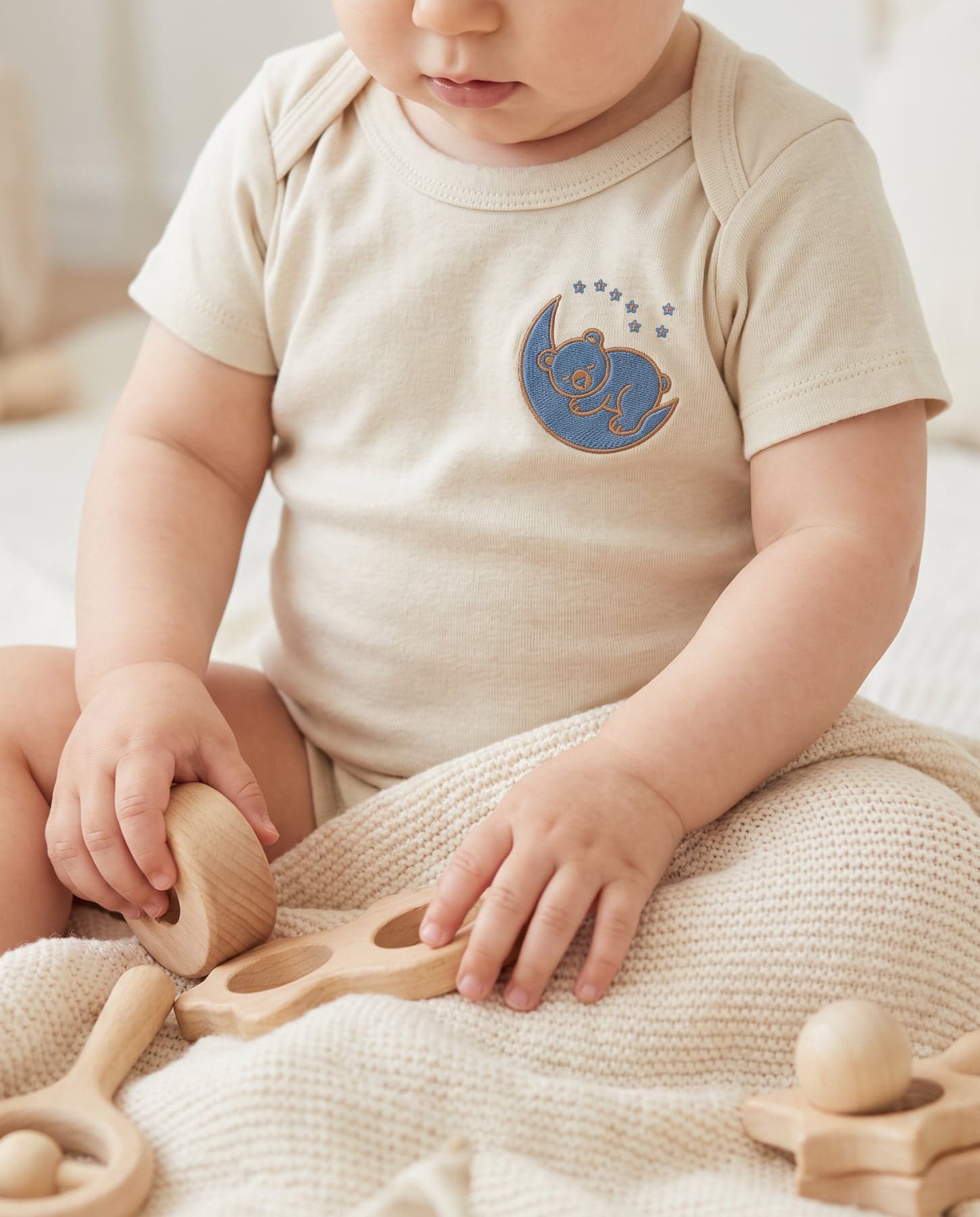 Porté — BabyBugz Baby Bodysuit Organic Natural, broderie au cœur, devant