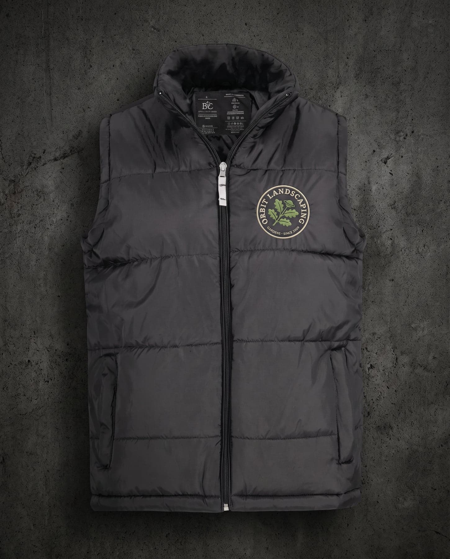 La pièce — B&C Bodywarmer / Men Dark Grey, broderie au cœur, devant