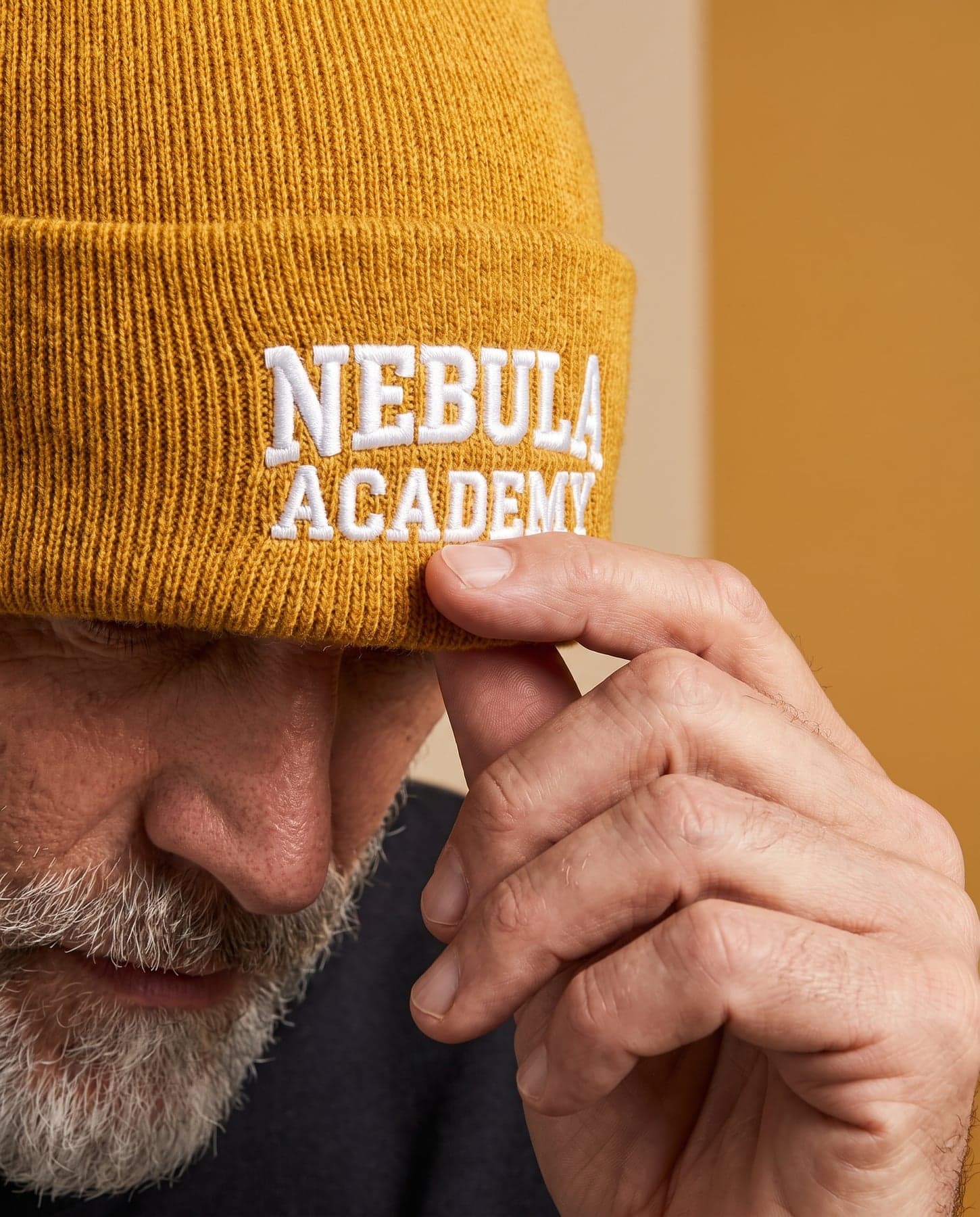 Le marquage — Beechfield Original Cuffed Beanie Mustard, broderie au cœur, devant