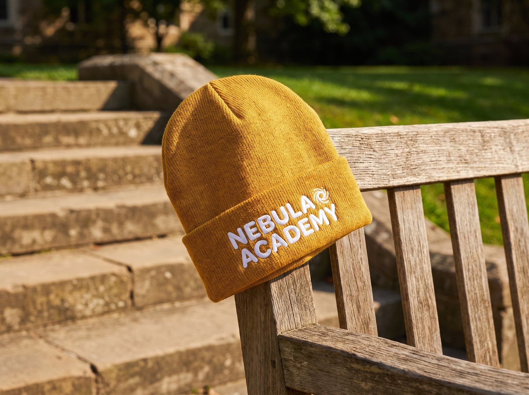La pièce — Beechfield Original Cuffed Beanie Mustard, broderie au cœur, devant