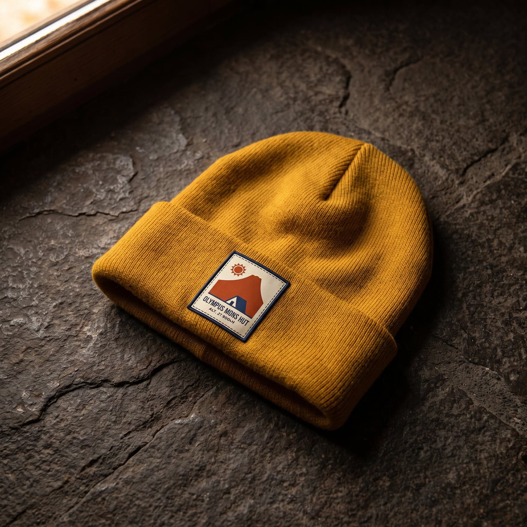 La pièce — Beechfield Classic Engineered Deep Cuffed Beanie Mustard, écusson tissé au cœur, devant