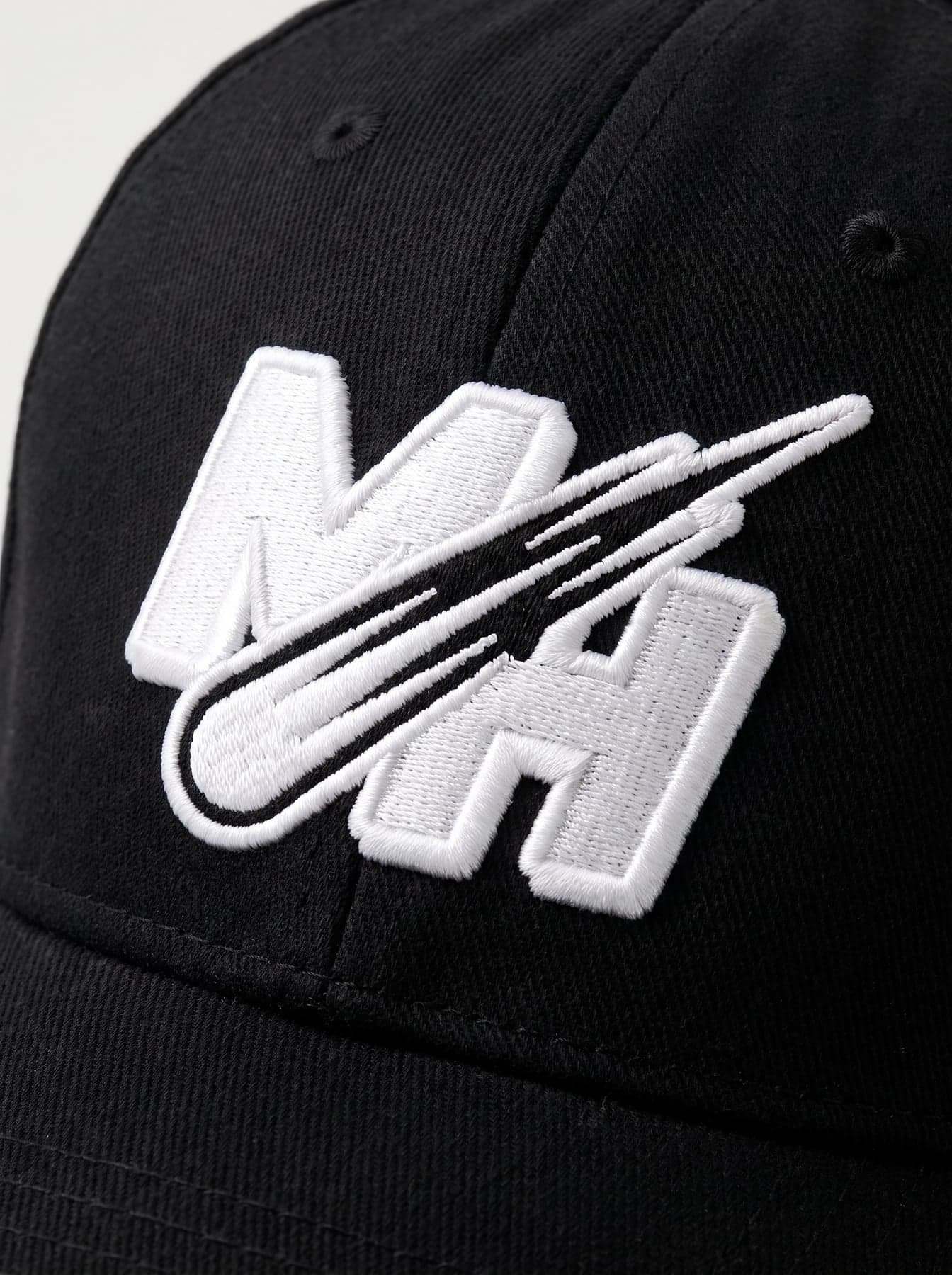 Le marquage — Beechfield Pro-Style Heavy Brushed Cotton Cap Black, broderie 3D au cœur, devant