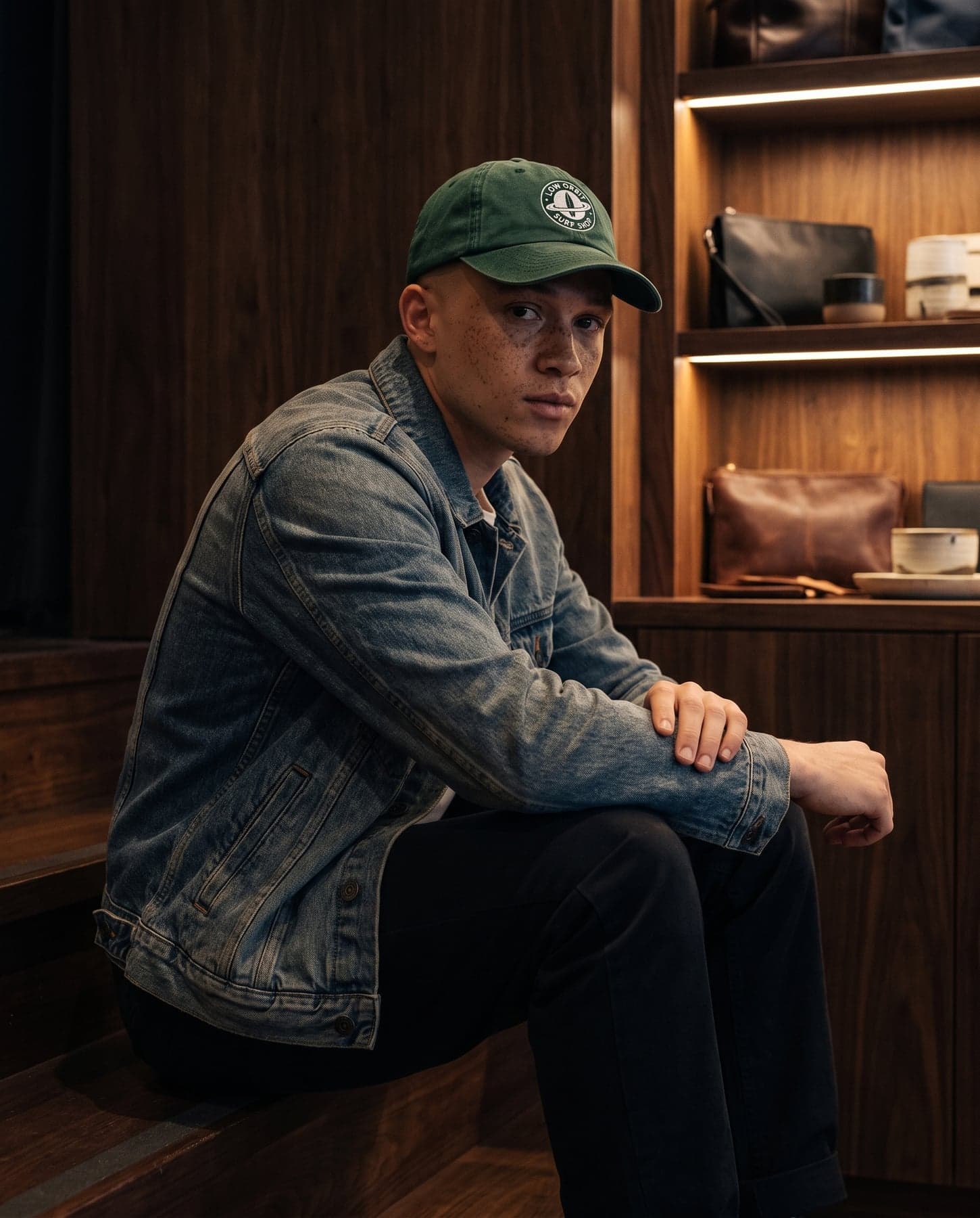 Porté — Beechfield Low Profile Vintage Cap Vintage Bottle Green, broderie au cœur, devant