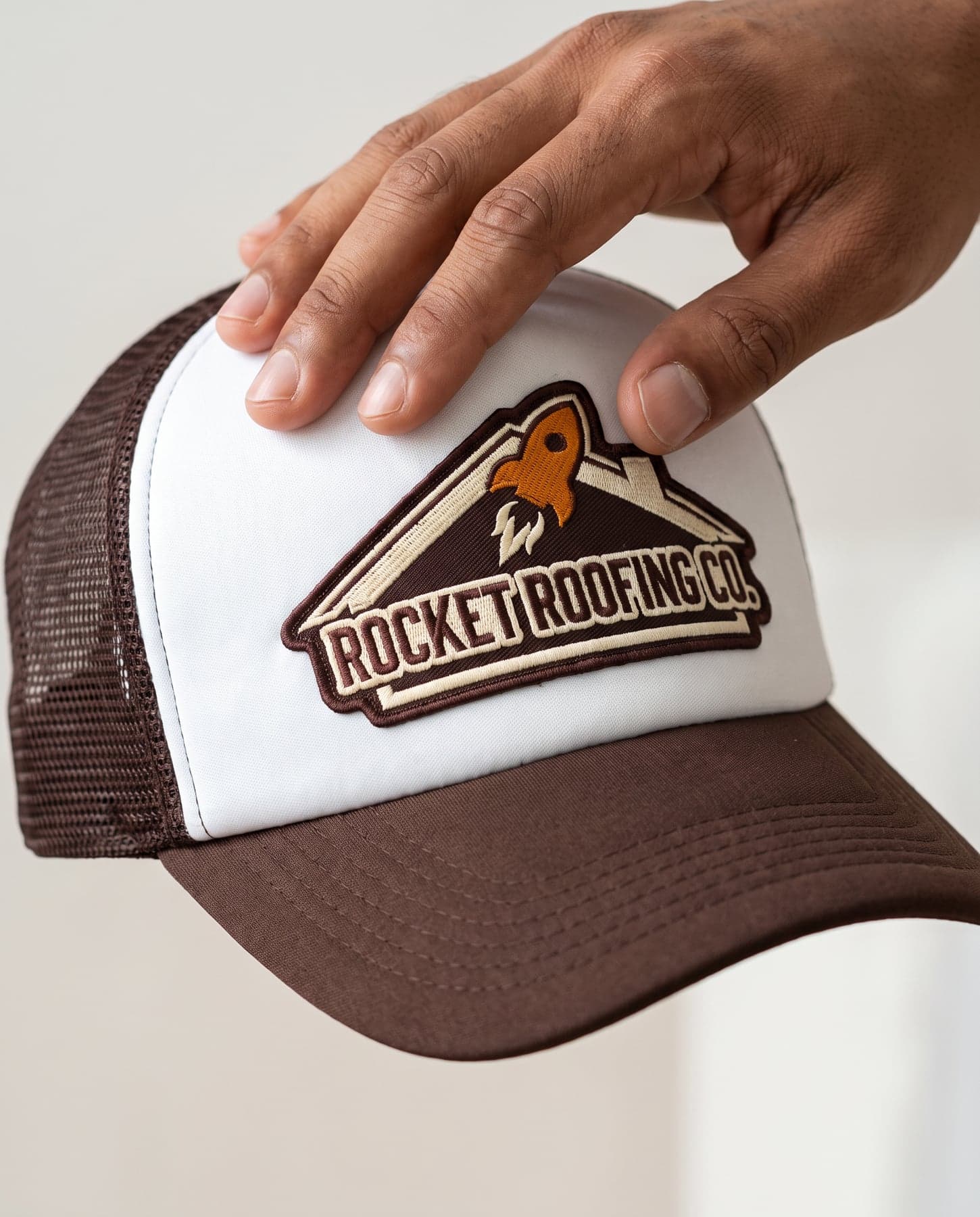 De bedrukking — Beechfield Retro 5 Panel Trucker Chocolate/Dark Amber, geborduurd embleem op de borst, voorzijde