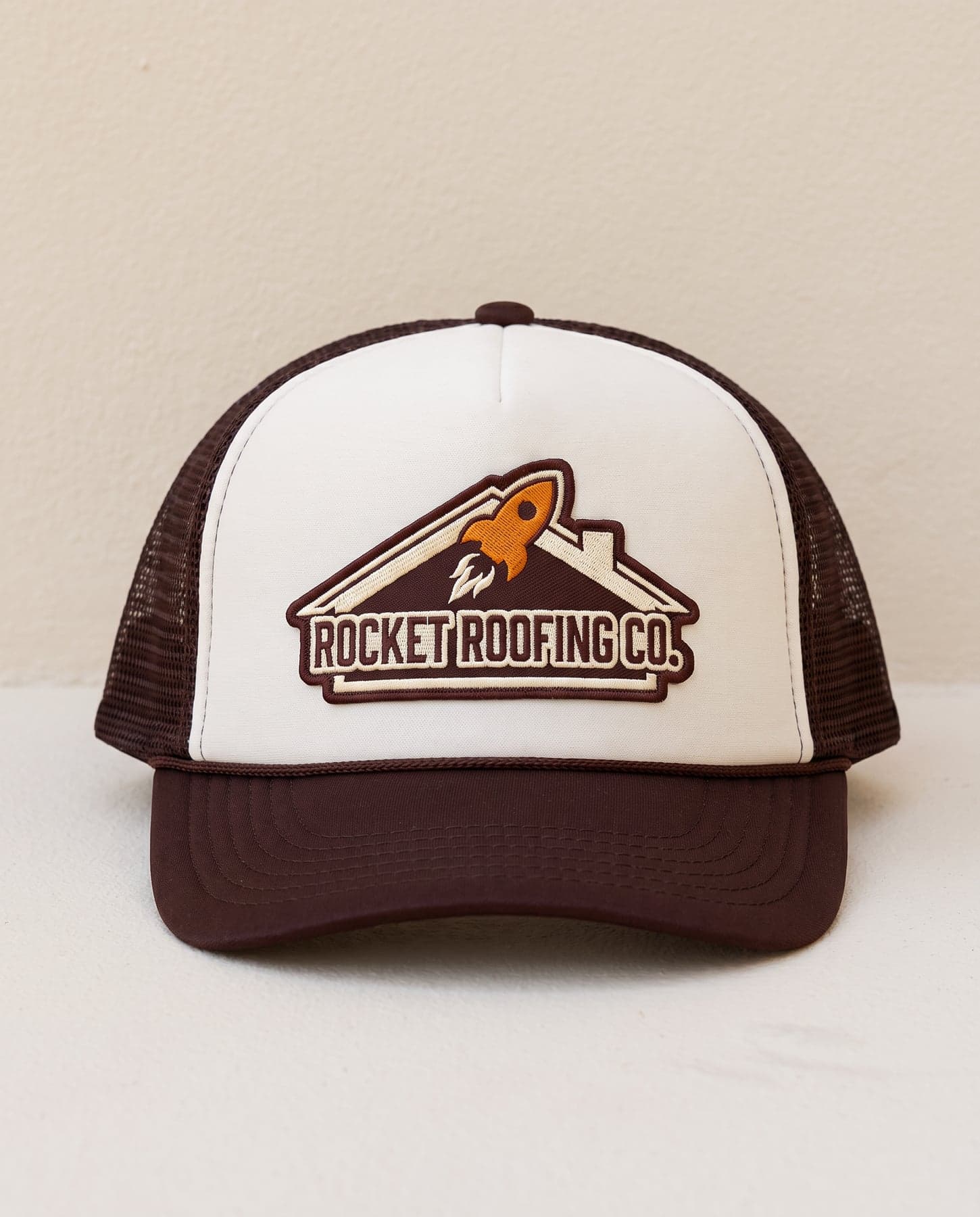 Het kledingstuk — Beechfield Retro 5 Panel Trucker Chocolate/Dark Amber, geborduurd embleem op de borst, voorzijde