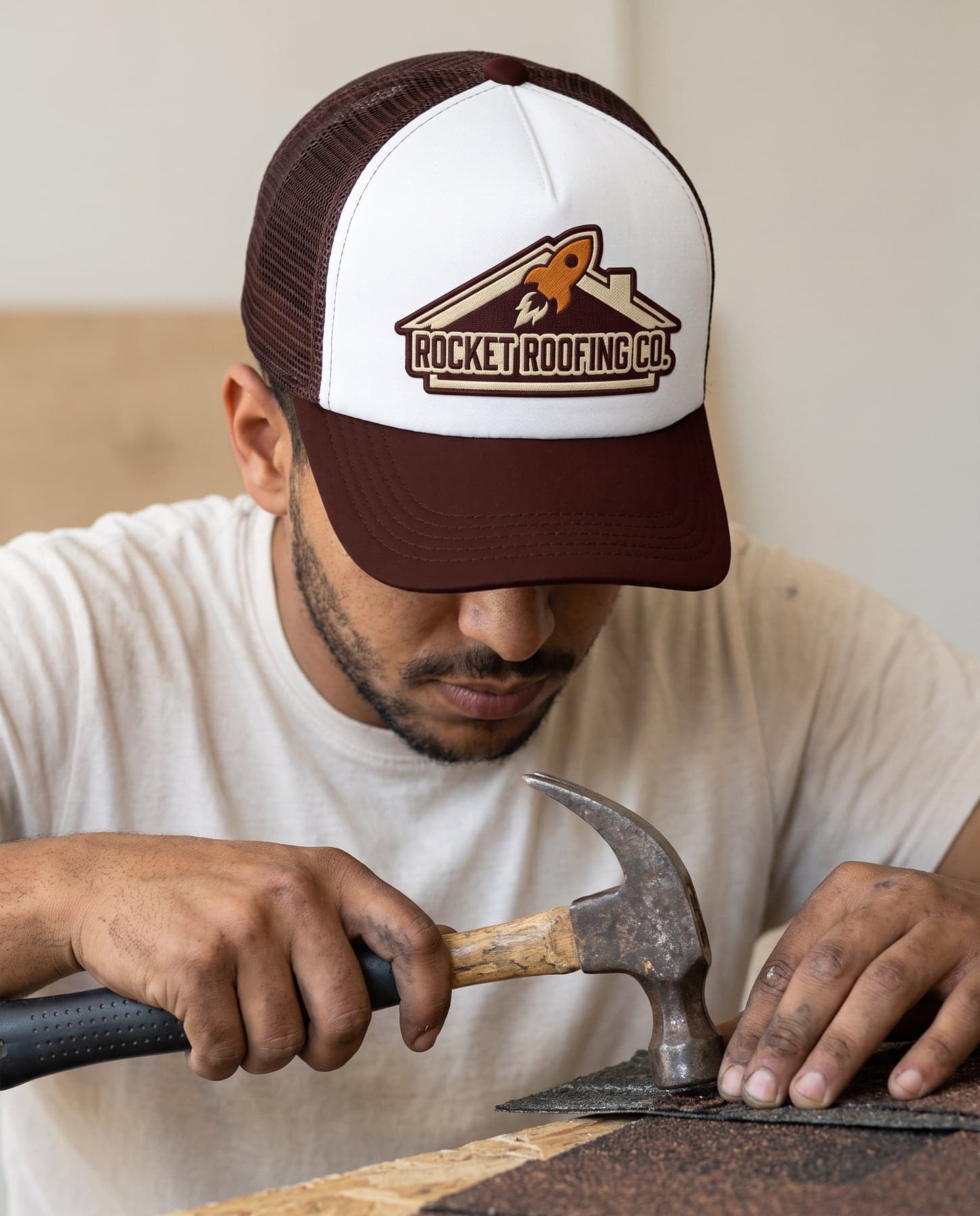 Gedragen — Beechfield Retro 5 Panel Trucker Chocolate/Dark Amber, geborduurd embleem op de borst, voorzijde