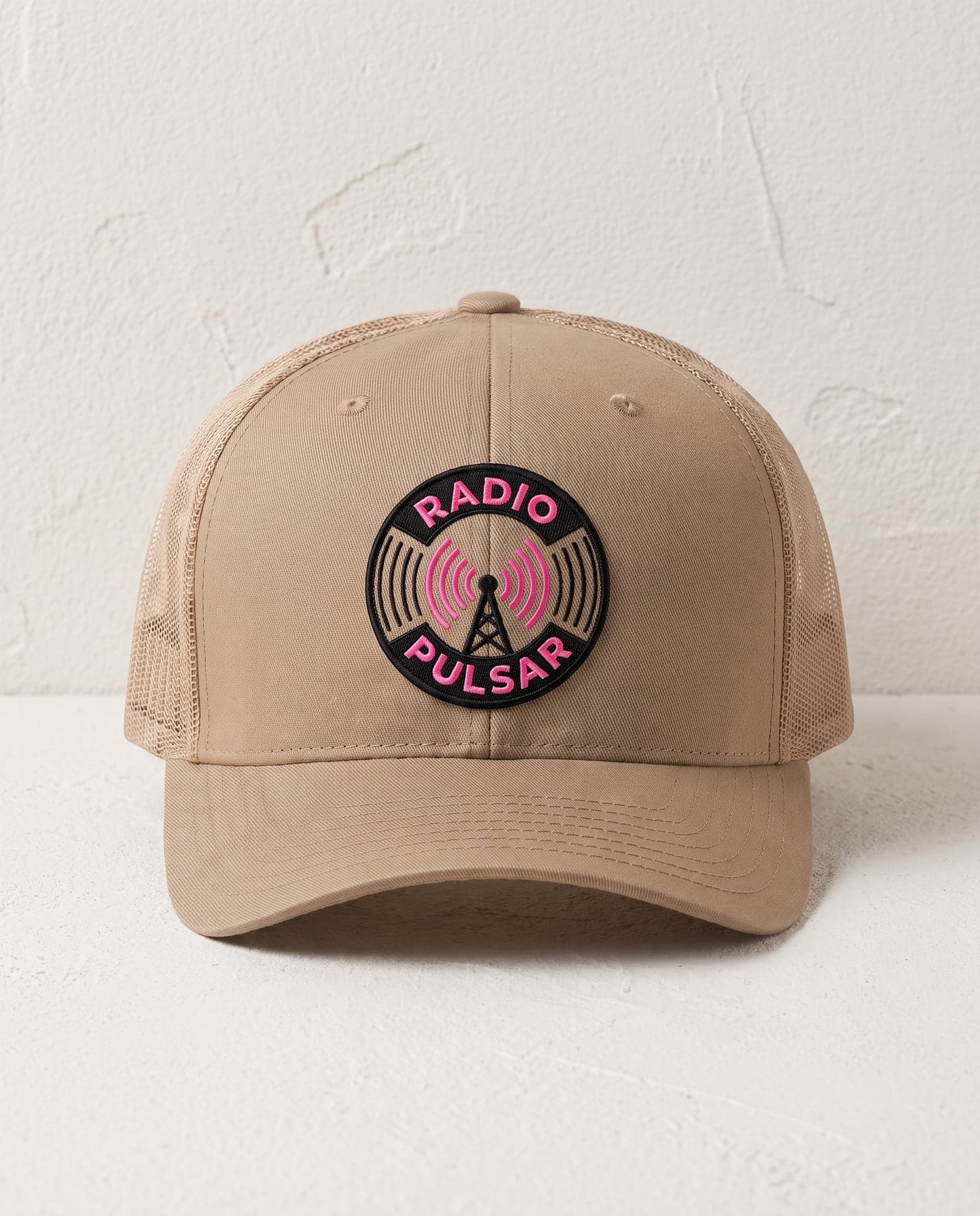 La pièce — Flexfit Retro Trucker Cap Khaki, écusson au cœur, devant