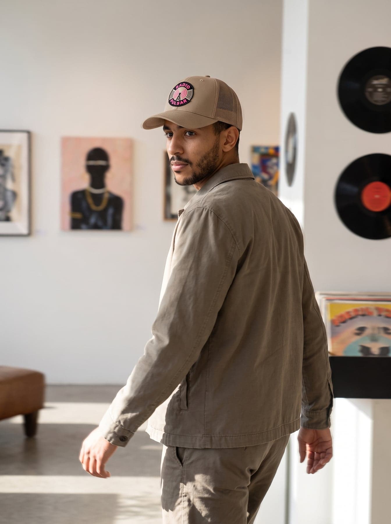 Porté — Flexfit Retro Trucker Cap Khaki, écusson au cœur, devant