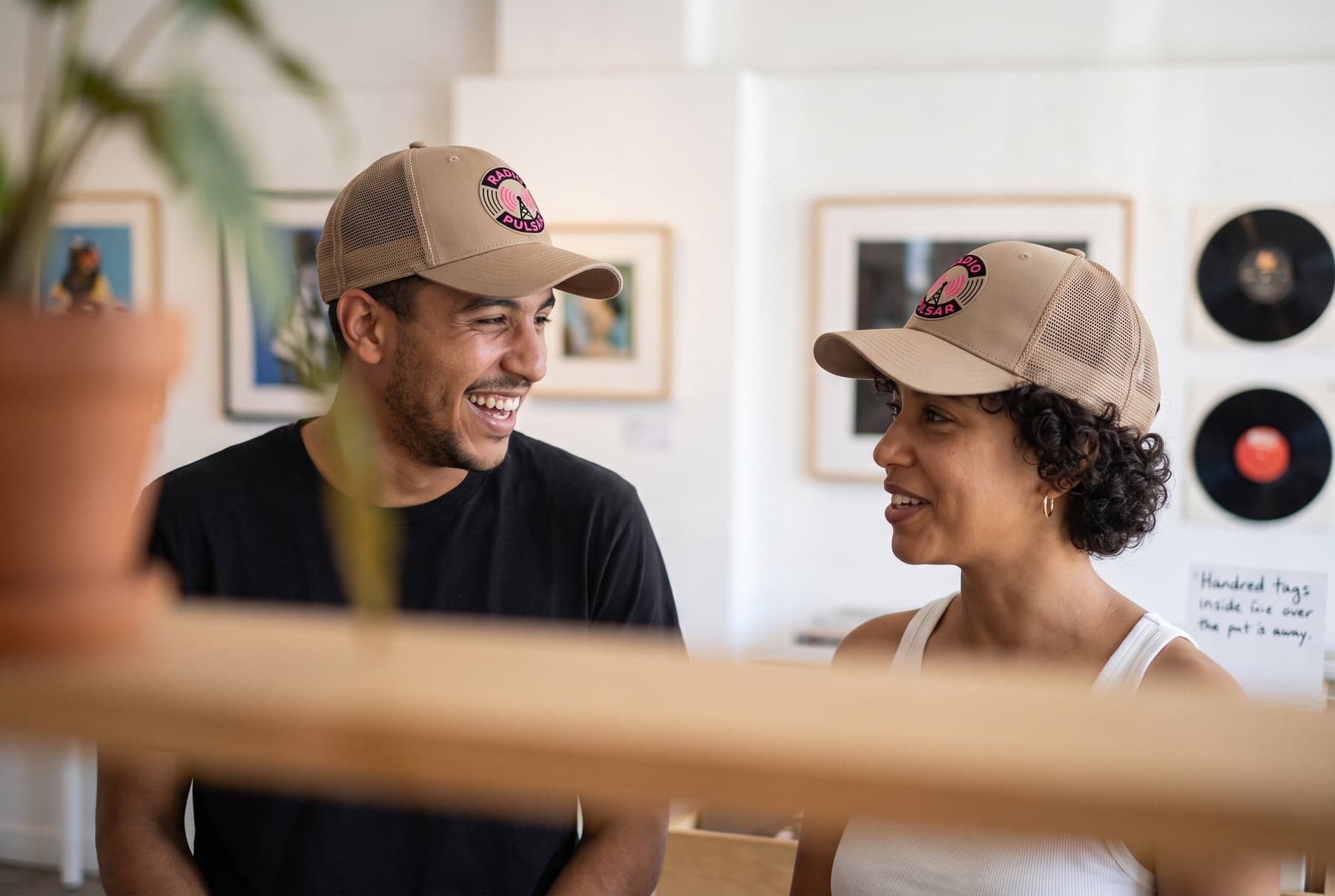 En situation — Flexfit Retro Trucker Cap Khaki, écusson au cœur, devant