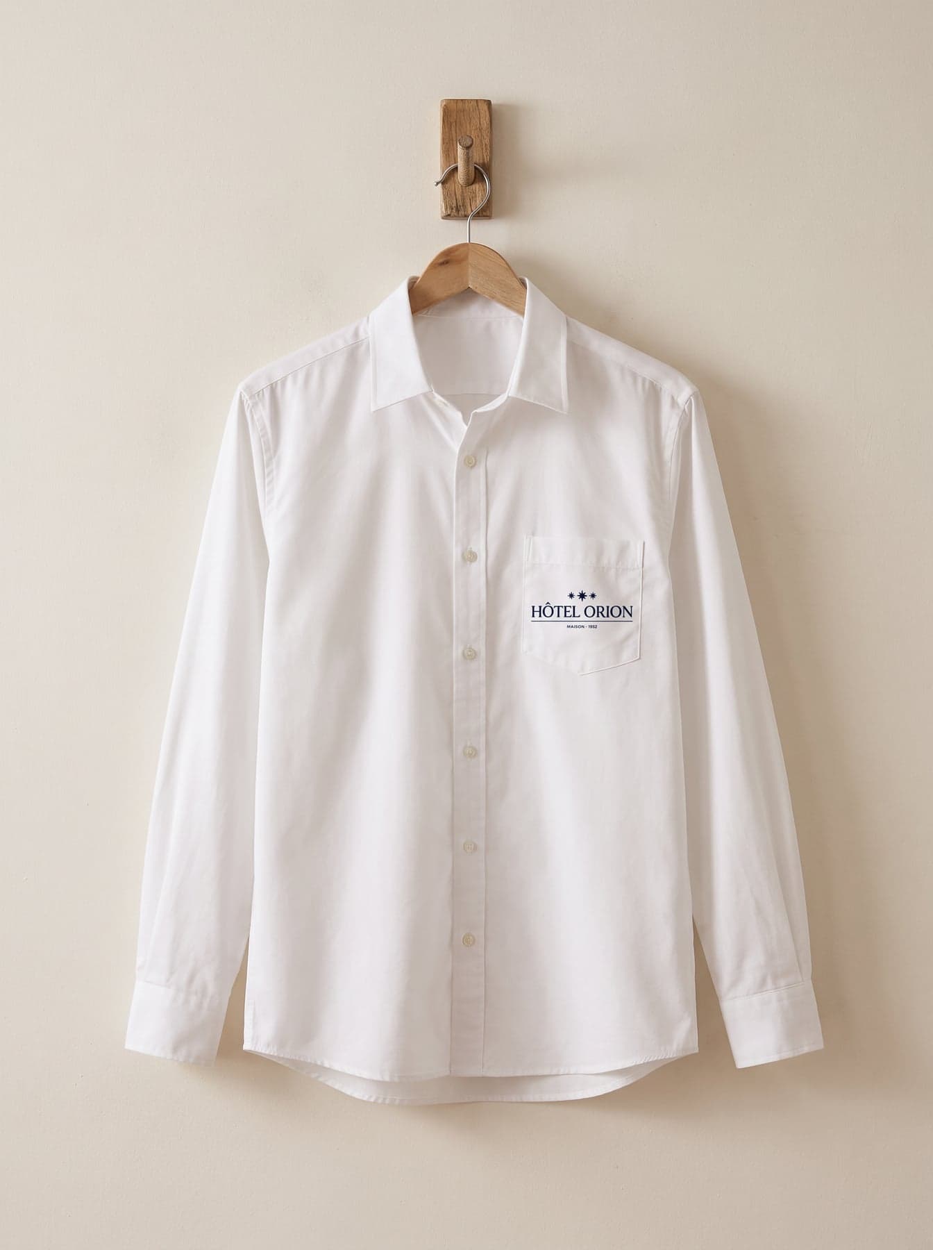 La pièce — Russell Collection Men's Long Sleeve Classic Polycotton Poplin Shirt White, broderie au cœur, devant