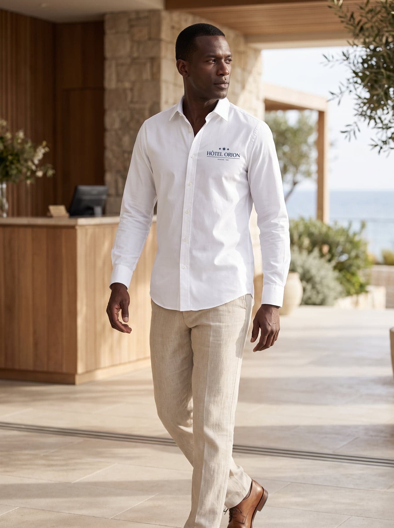 Porté — Russell Collection Men's Long Sleeve Classic Polycotton Poplin Shirt White, broderie au cœur, devant
