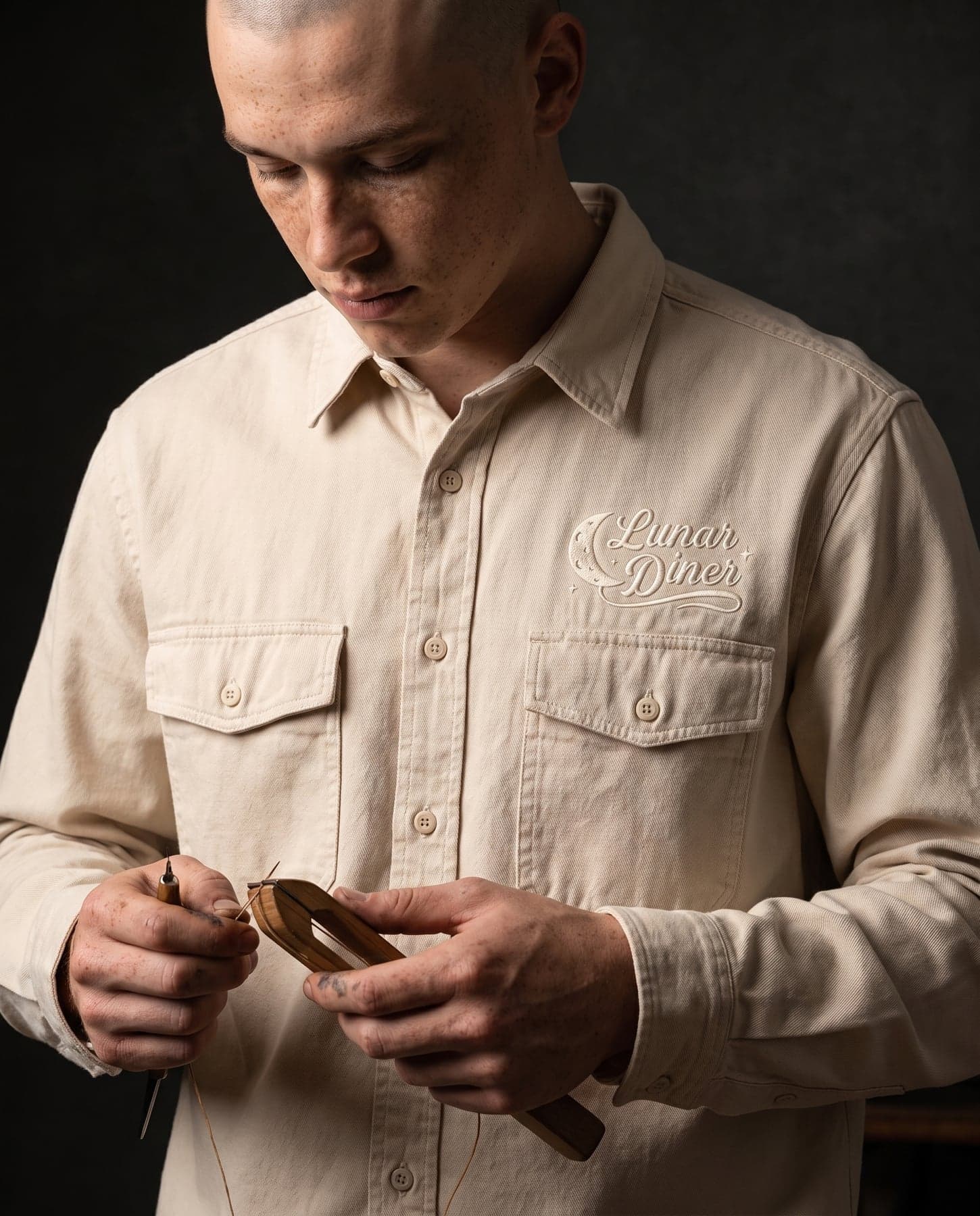 Porté — Stanley/Stella Worker Shirt Natural Raw, broderie au cœur, devant