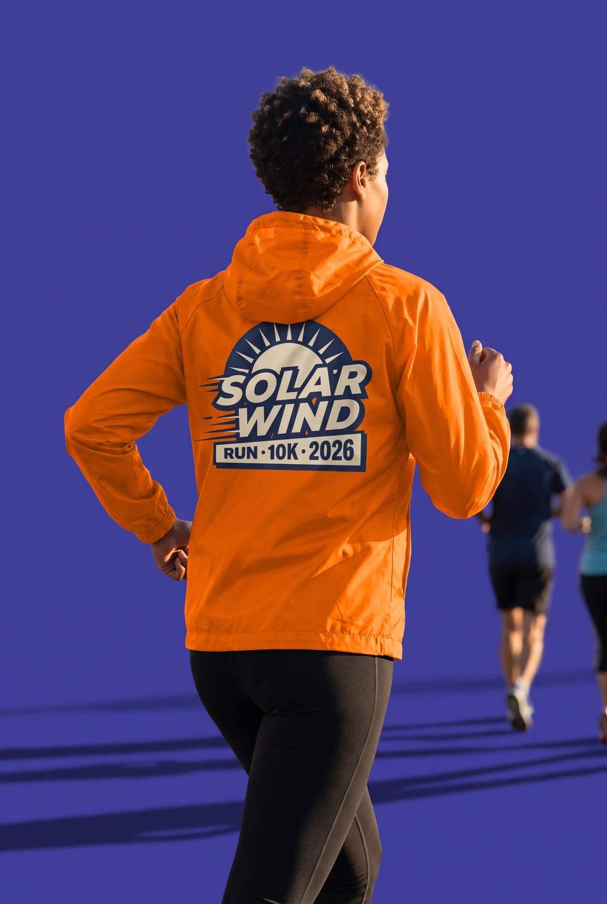 Porté — B&C #RESET Windbreaker Meta Orange, impression softshell en grand format, dans le dos