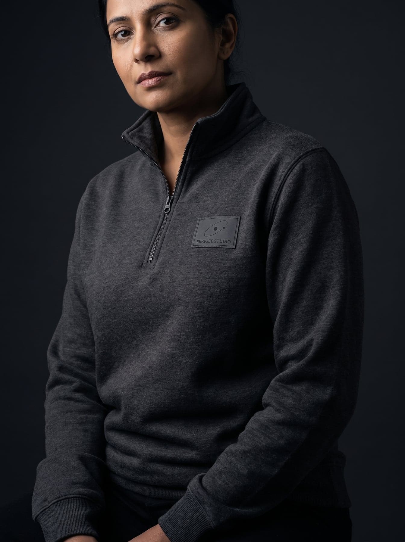 Porté — Just Hoods Sophomore 1/4 Zip Sweat Charcoal, écusson tissé au cœur, devant