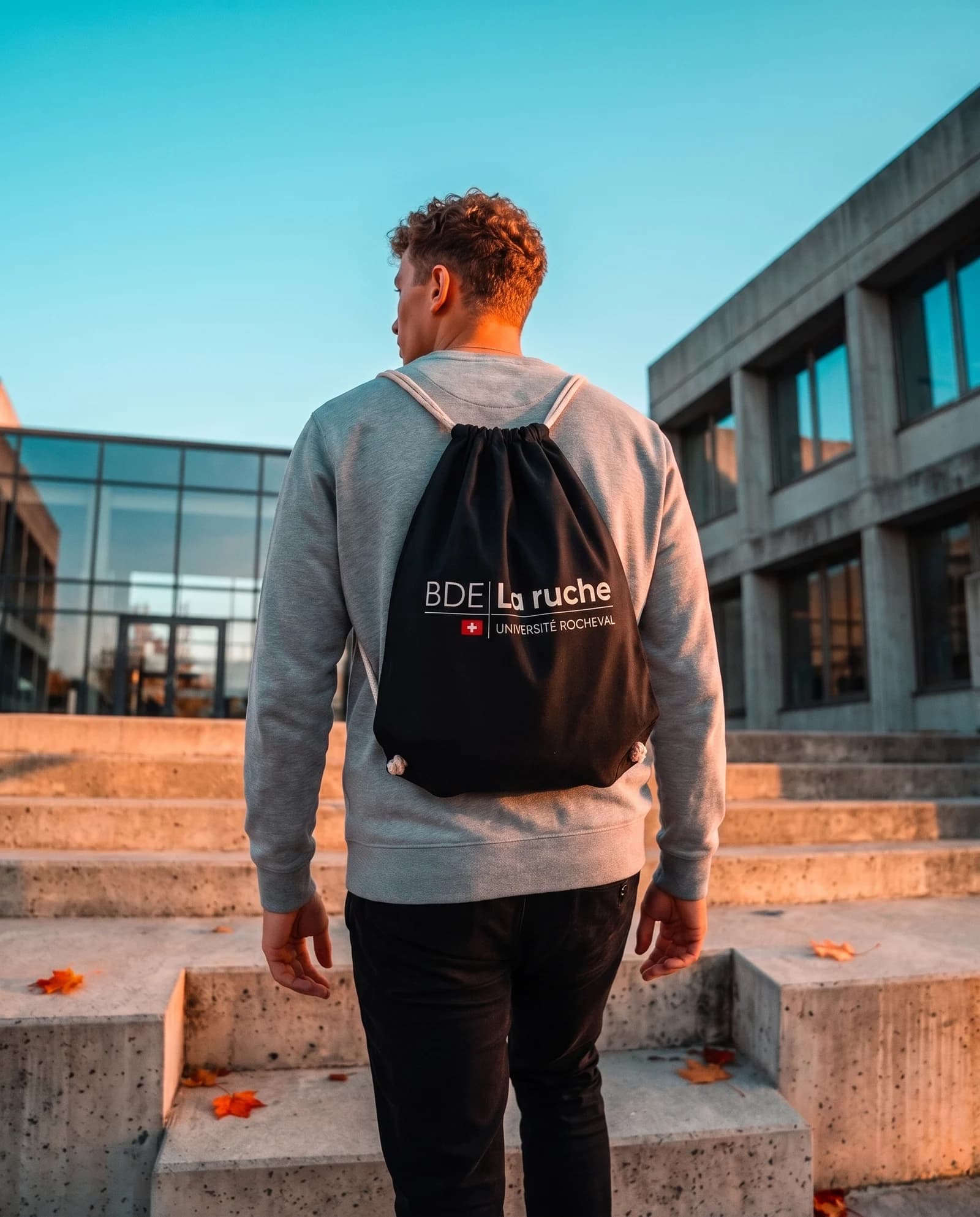Indossato — Westford Mill Earthaware® Organic Gymsac Black, serigrafia in grande formato, davanti