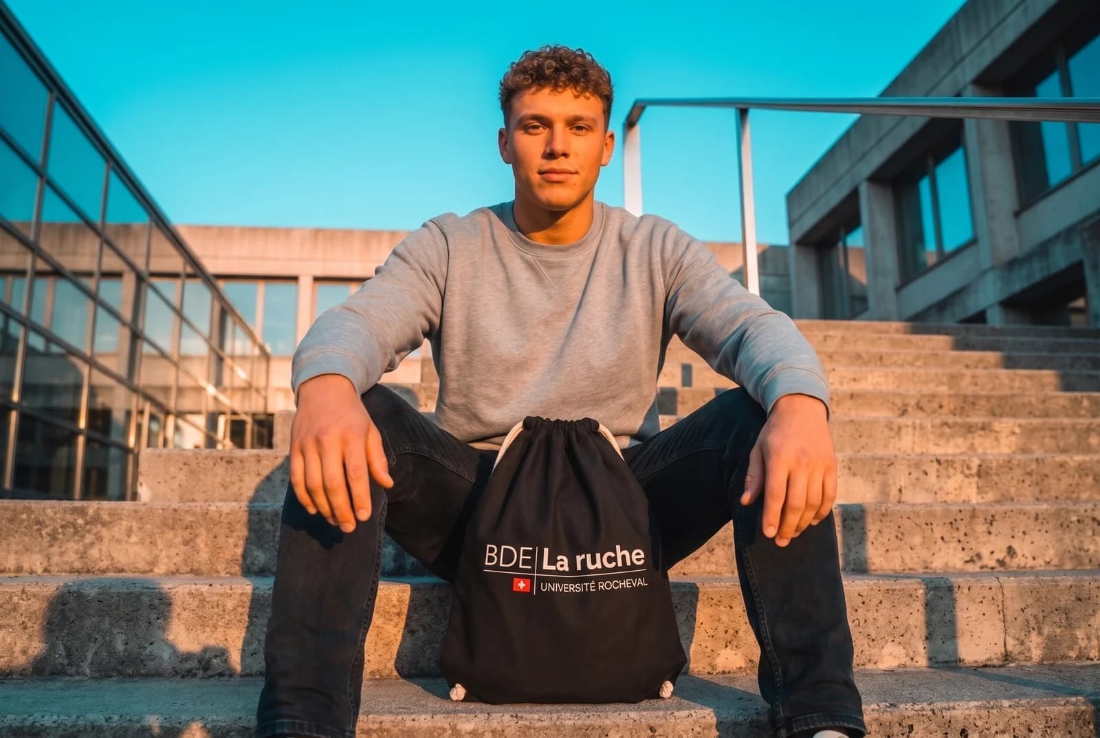 In contesto — Westford Mill Earthaware® Organic Gymsac Black, serigrafia in grande formato, davanti