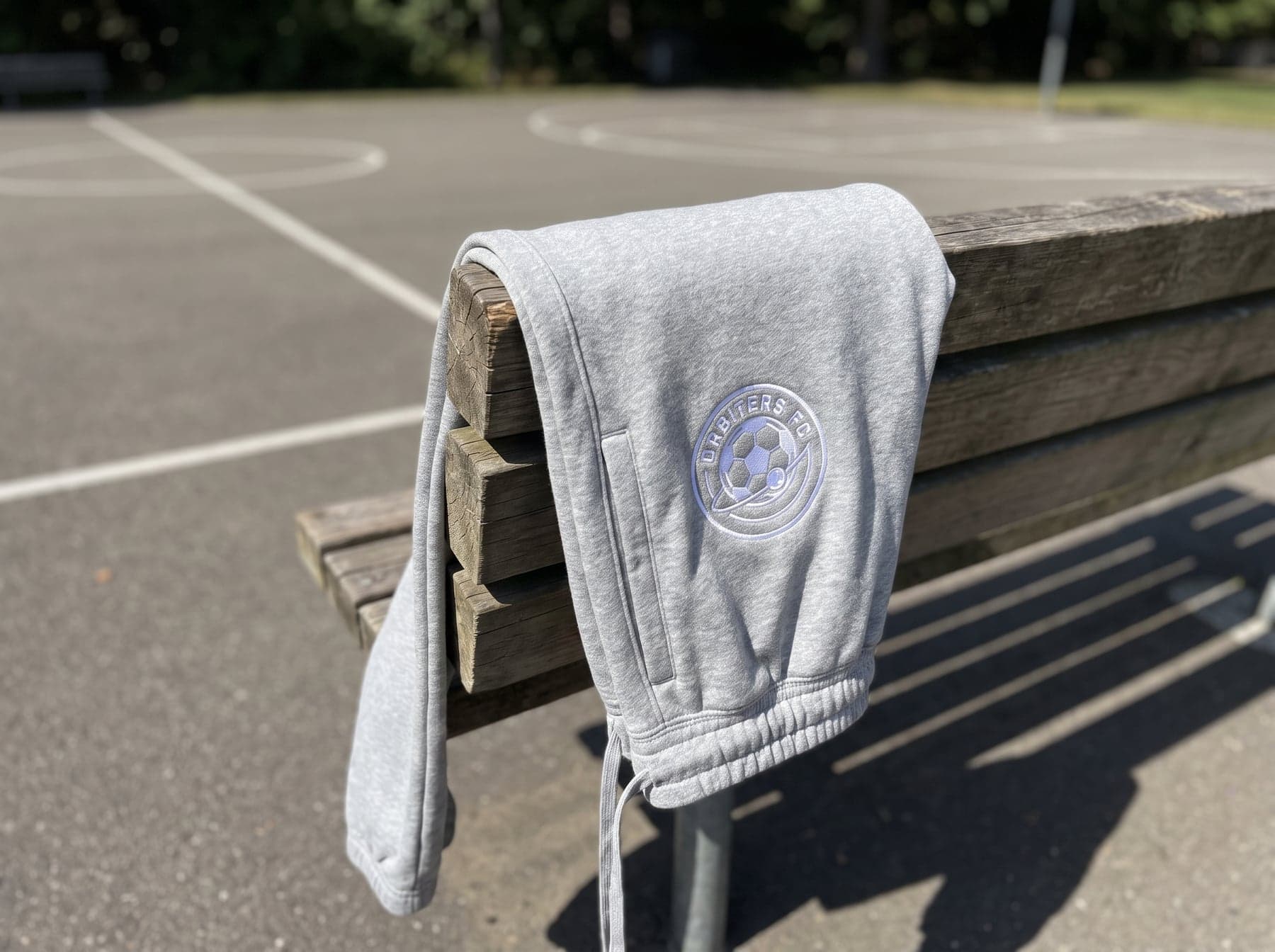 Bestickte Jogginghose nach Maß: Kleines Wappen am Oberschenkel