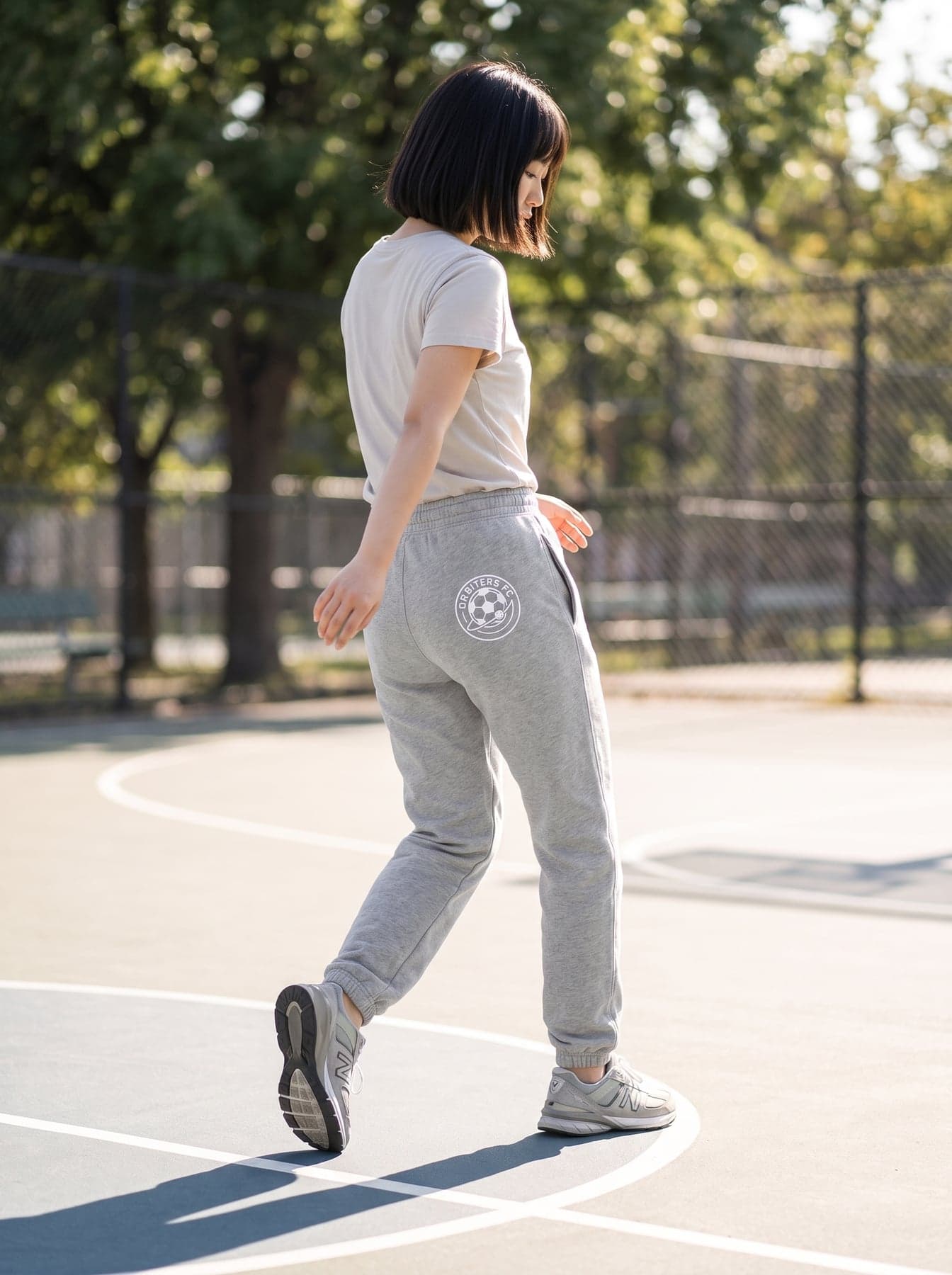 Porté — Stanley/Stella Trainer 2.0 Heather Grey, broderie au cœur, devant