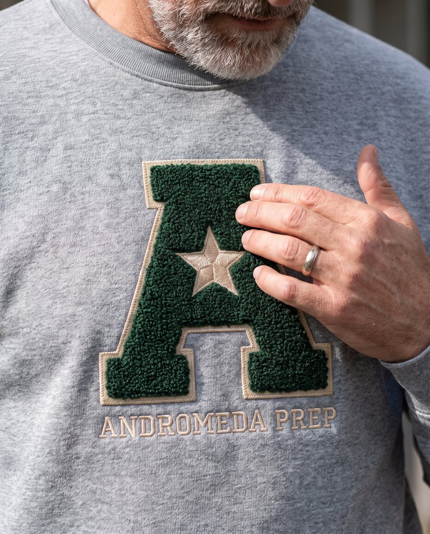Le marquage — Just Hoods Awdis Sweat Heather Grey, broderie bouclette sur la poitrine, devant
