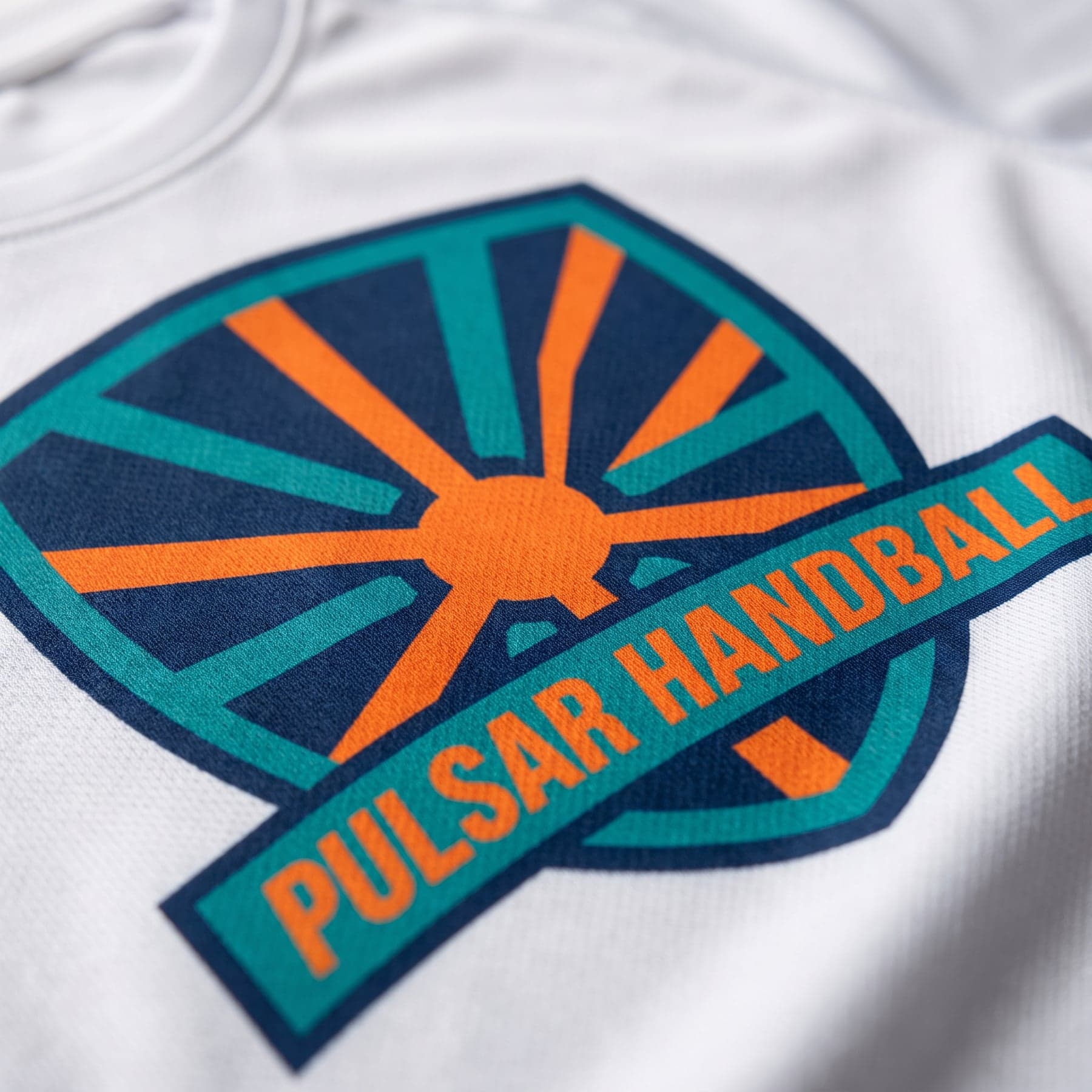 Die Veredelung — JHK Man Sport T-Shirt White, Sublimation auf der Brust, vorne