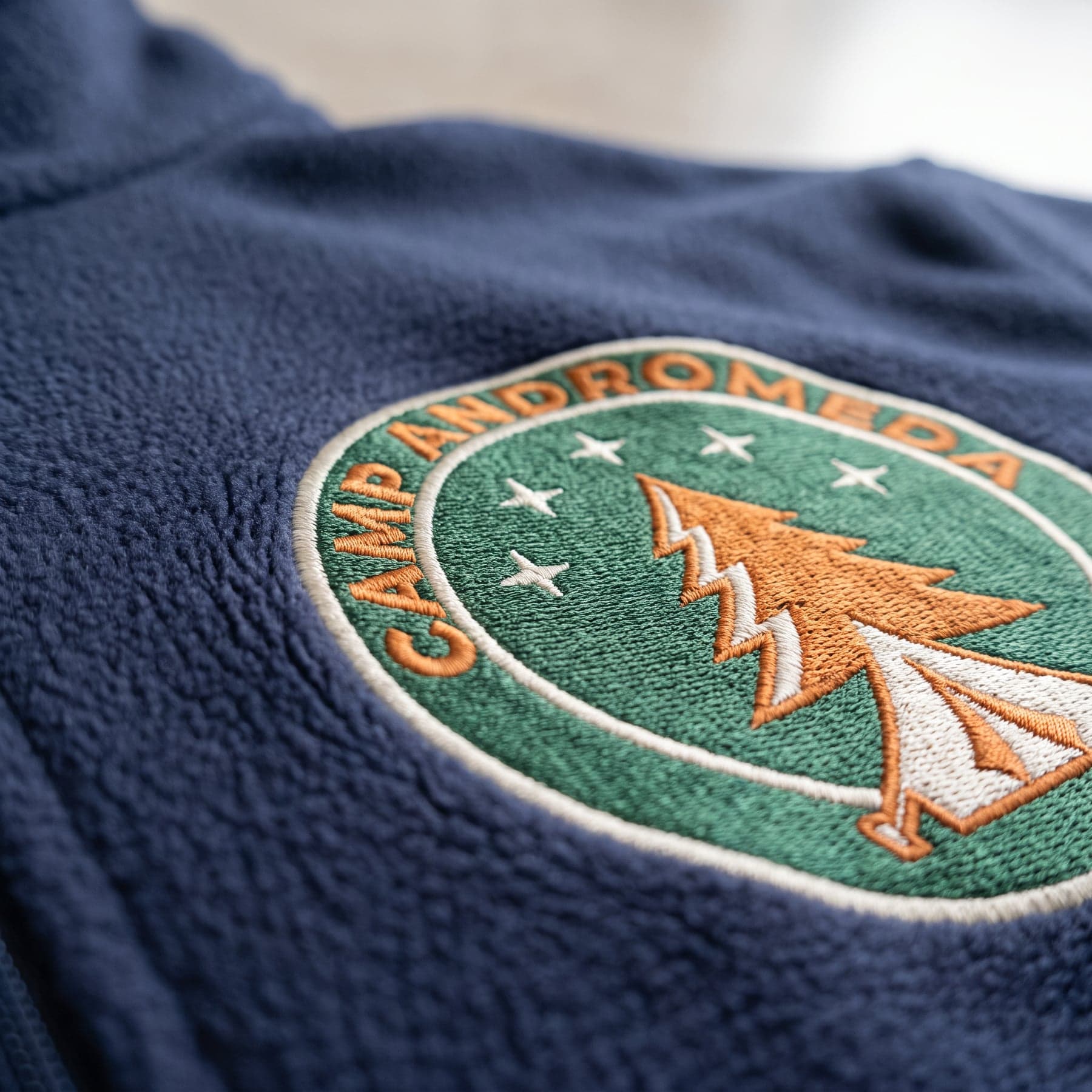 Die Veredelung — Neutral Recycled Fleece Jacket Navy, Stickerei auf Herzhöhe, vorne