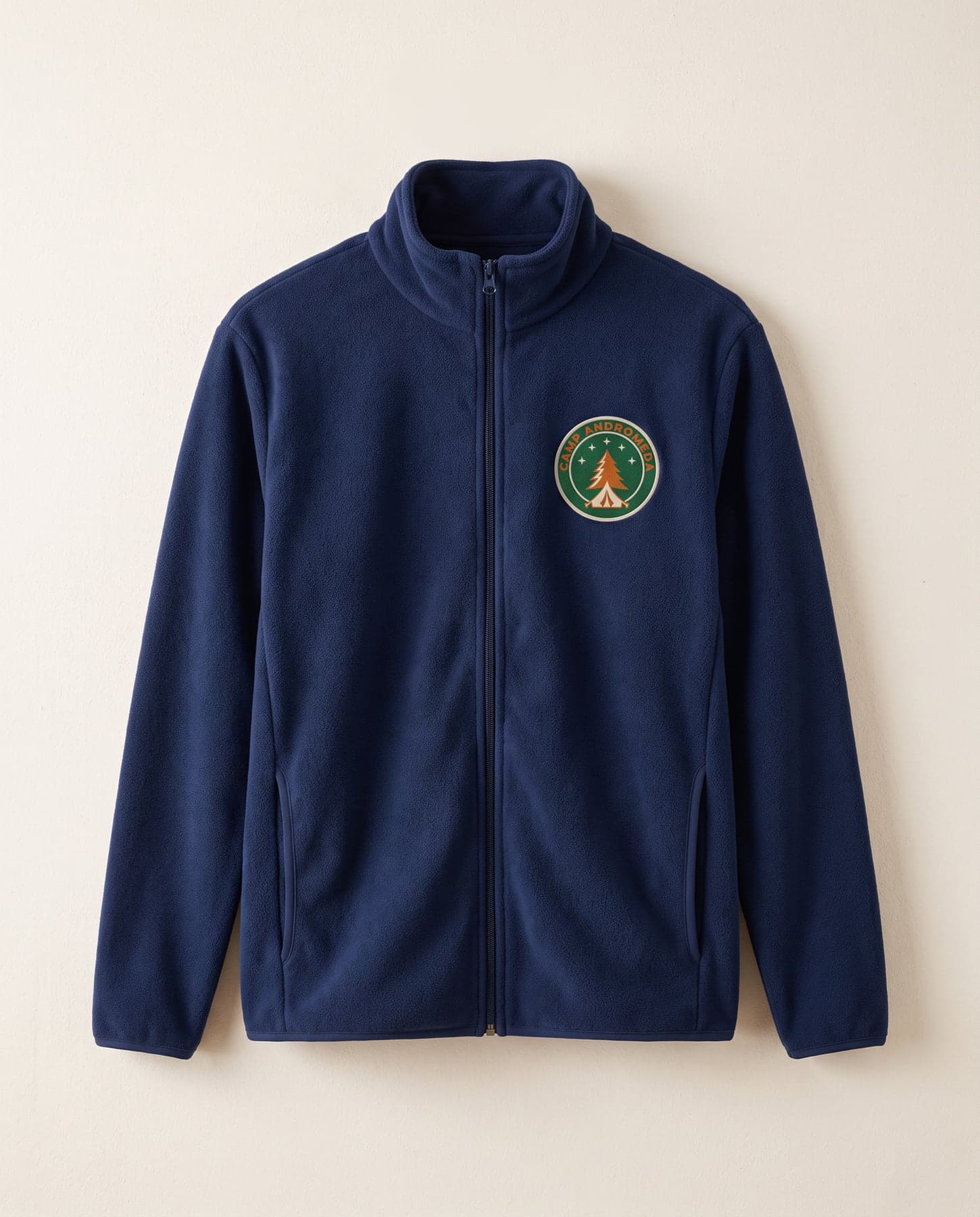 Geborduurde fleece bedrukken voor een camping: rond badge op de borst