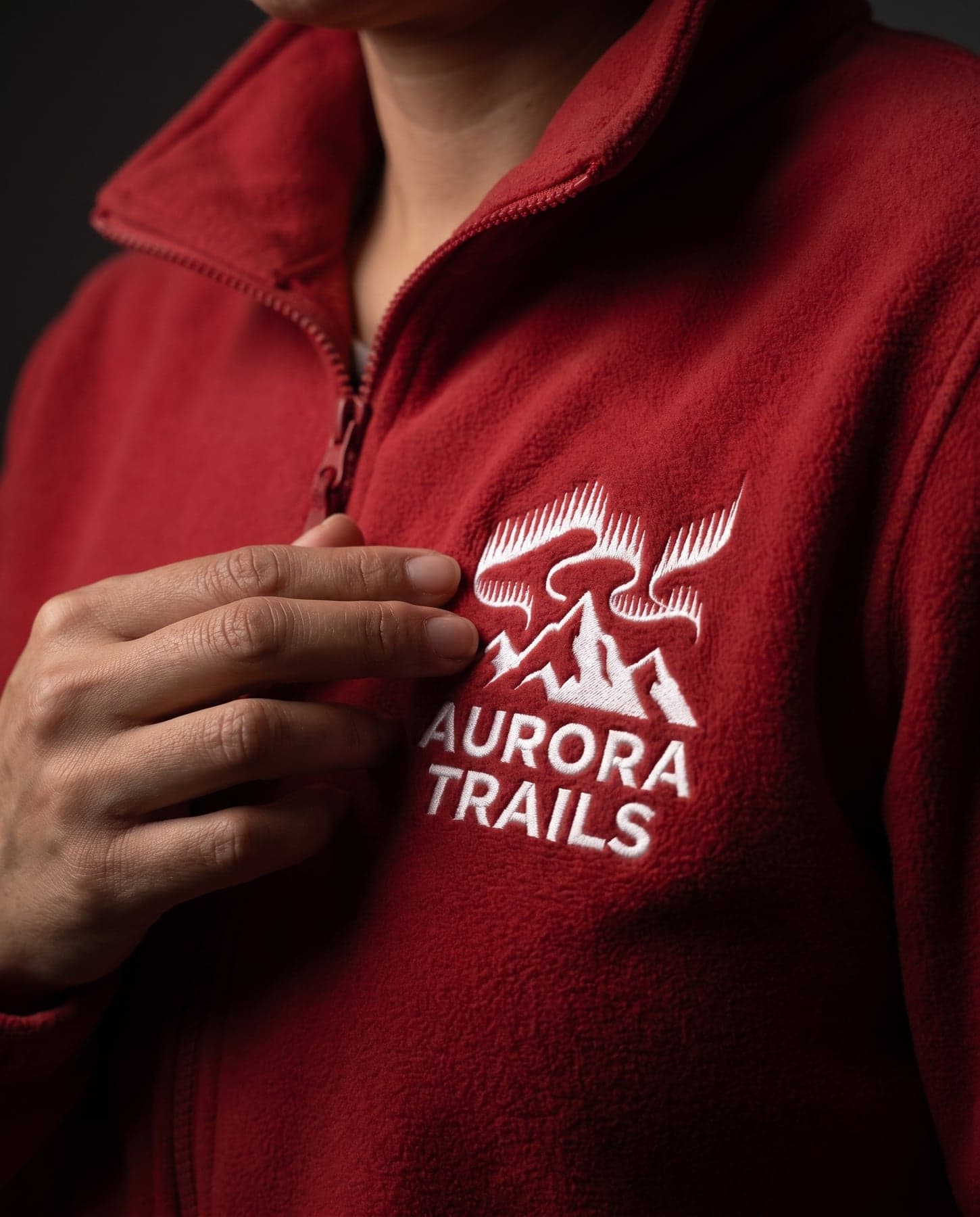 Le marquage — JHK Polar Fleece Man Red, broderie au cœur, devant