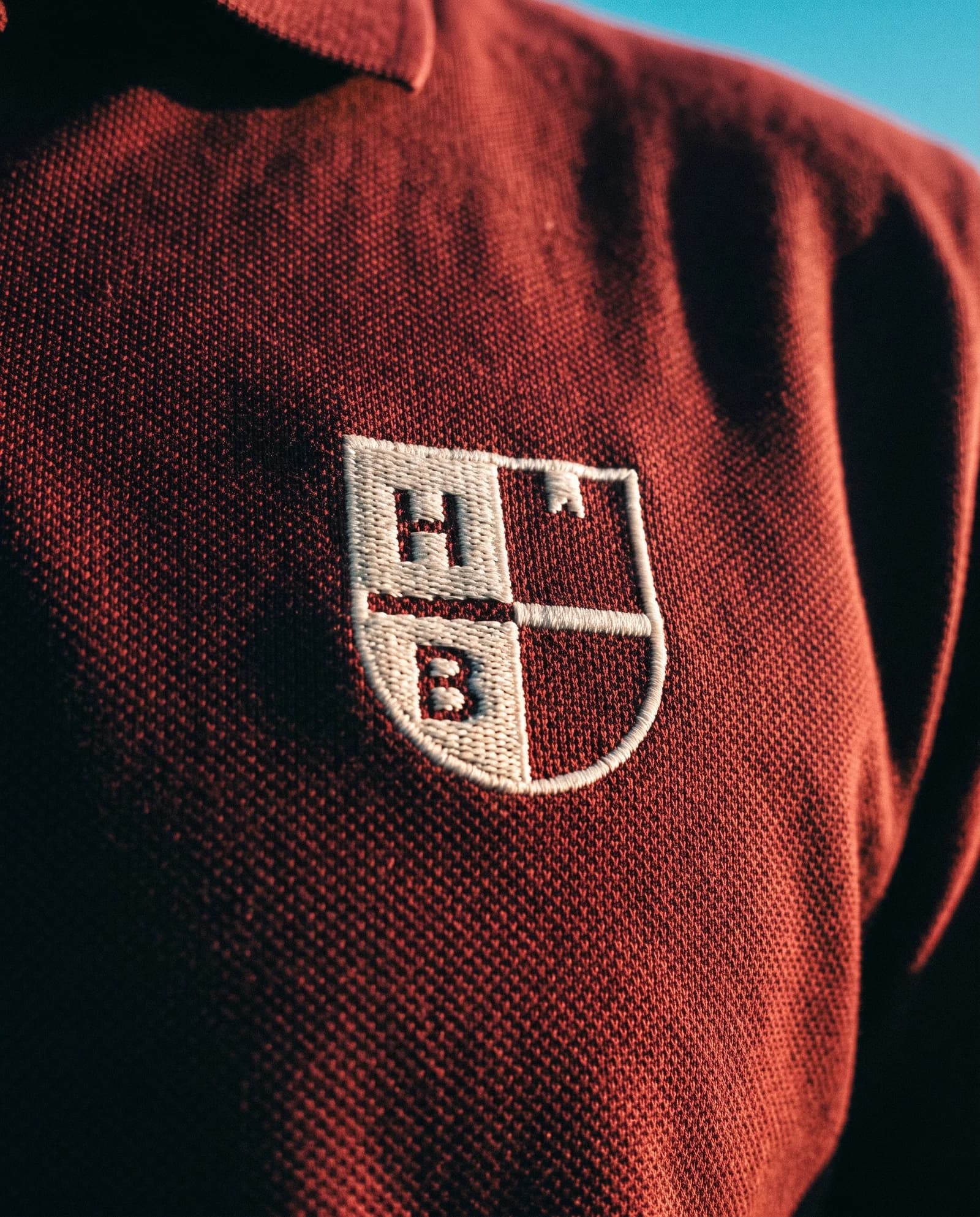 Die Veredelung — Stanley/Stella Prepster 2.0 Burgundy, Stickerei auf Herzhöhe, vorne