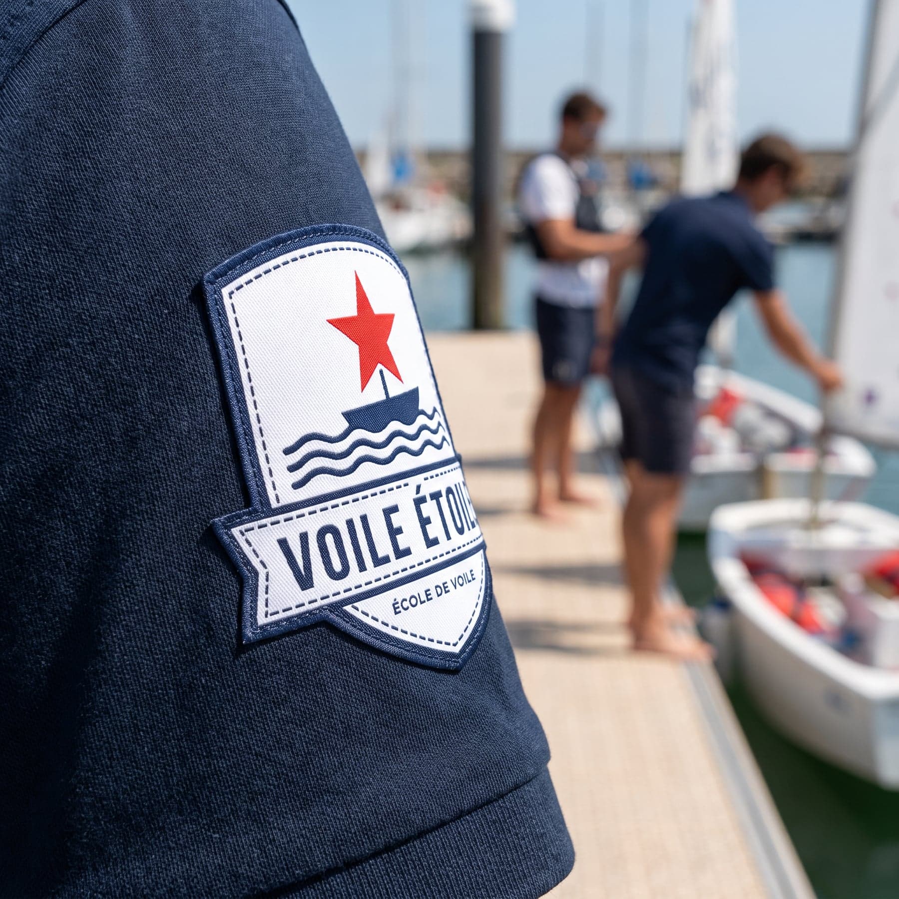 Polo personnalisé : écusson tissé sur la manche pour école de voile — Écusson tissé cousu en haut de la manche