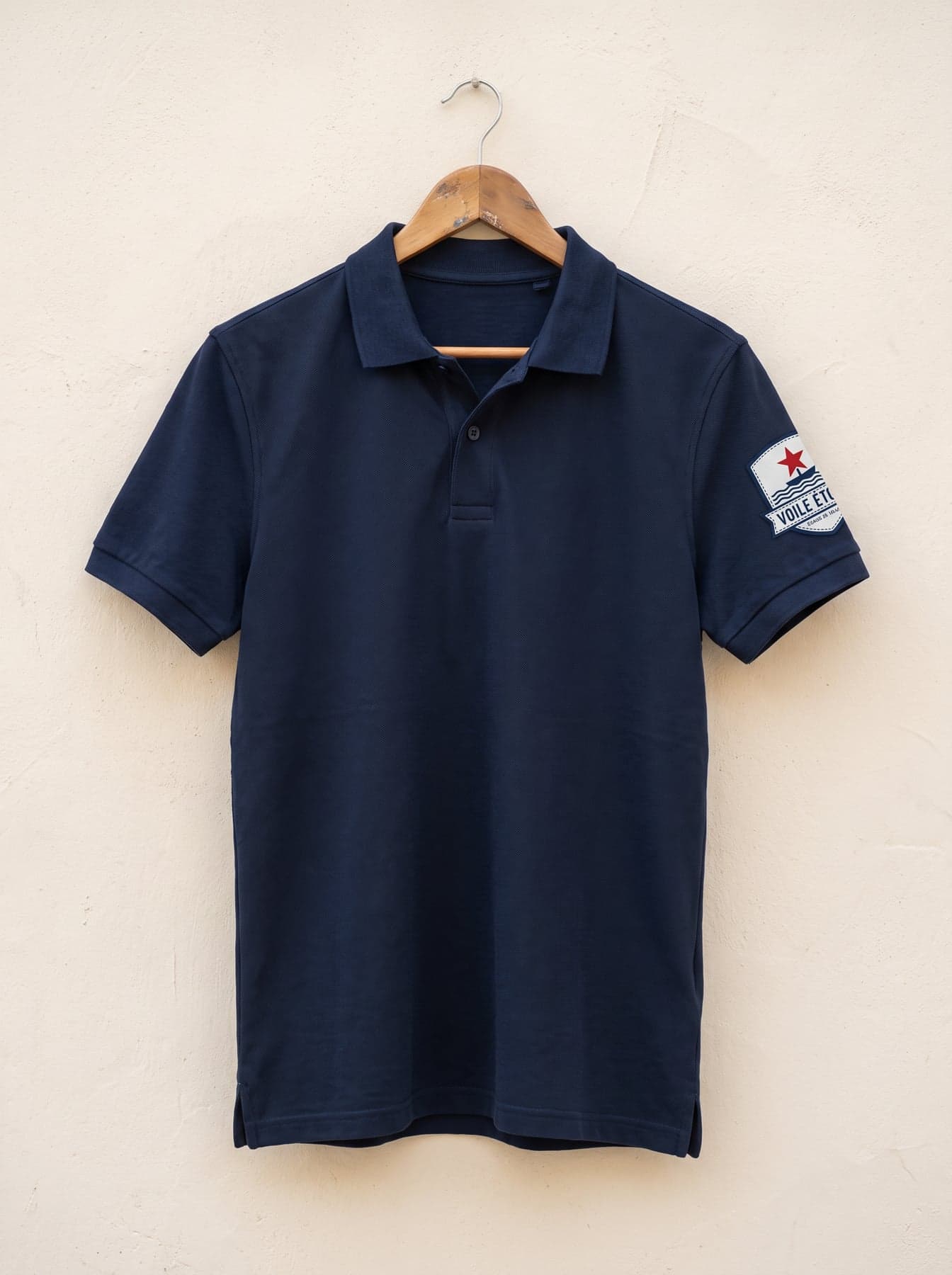 Polo personnalisé : écusson tissé sur la manche pour école de voile