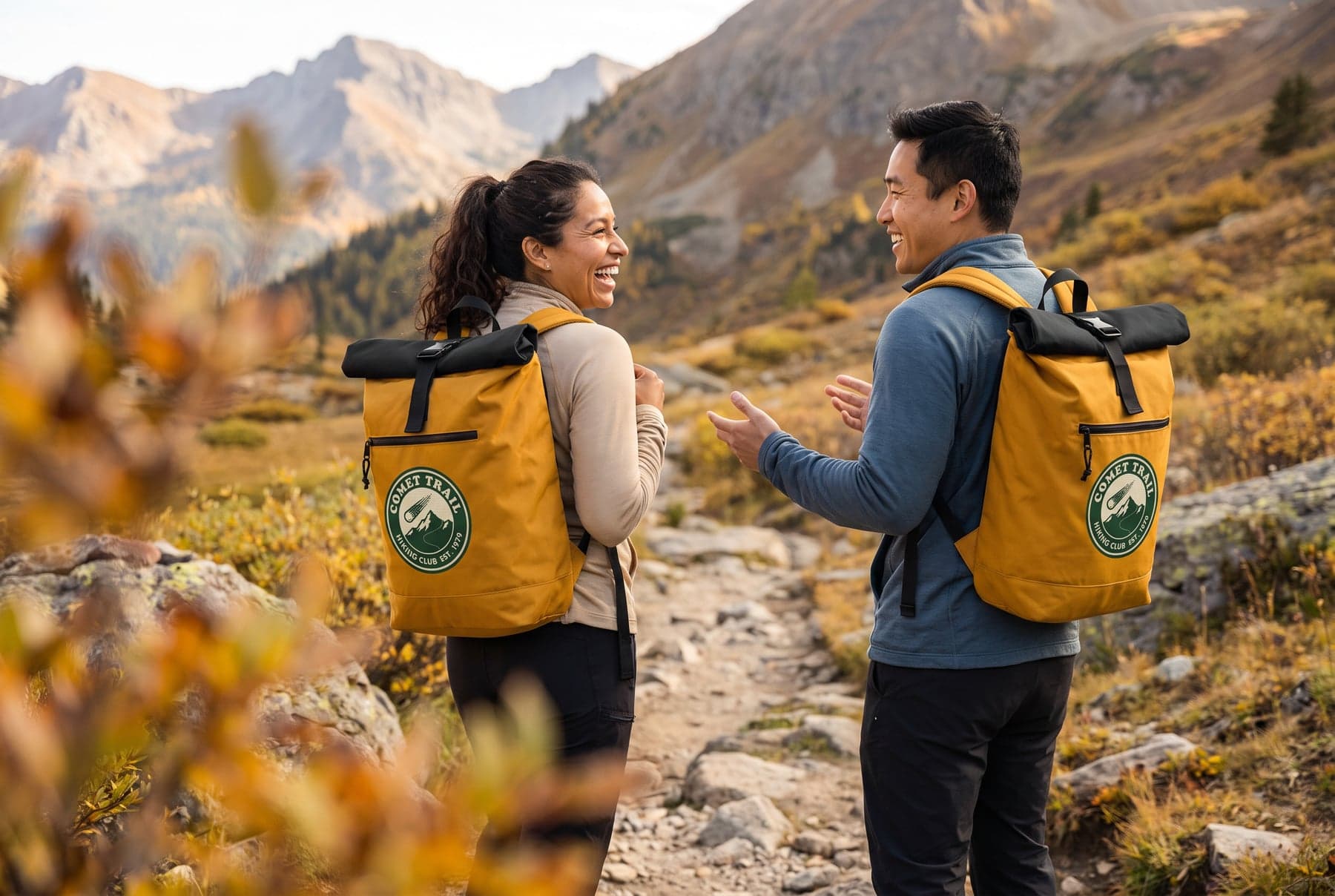 En situation — BagBase Recycled Roll-Top Backpack Mustard, broderie sur la poitrine, devant