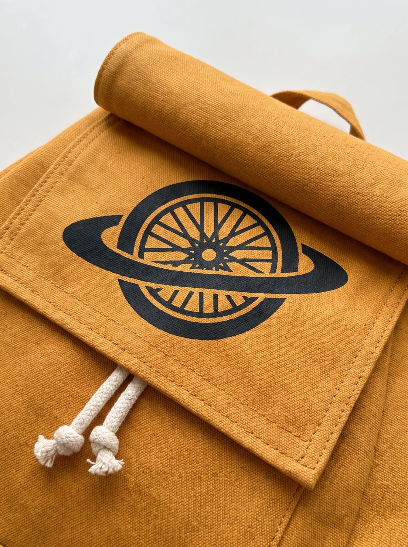 Die Veredelung — Westford Mill Earthaware® Organic Mini Backpack Amber, Siebdruck im Großformat, vorne