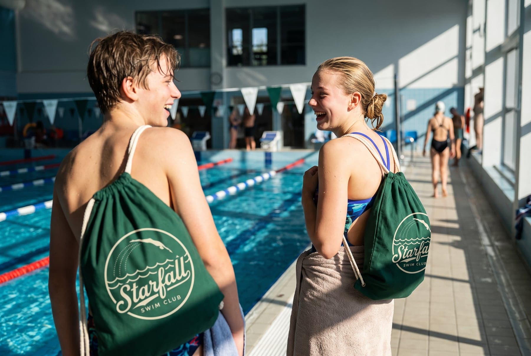 En situation — Westford Mill Cotton Gymsac Bottle Green, sérigraphie en grand format, devant