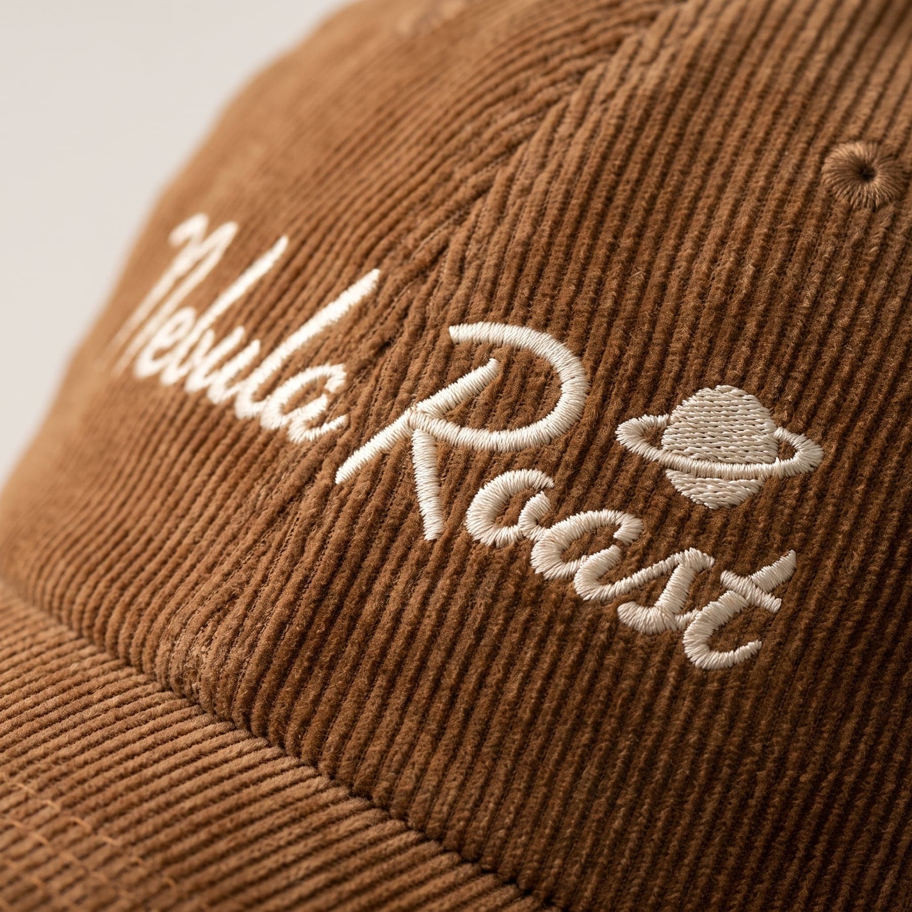 Le marquage — Beechfield Heritage Cord Cap Camel, broderie au cœur, devant
