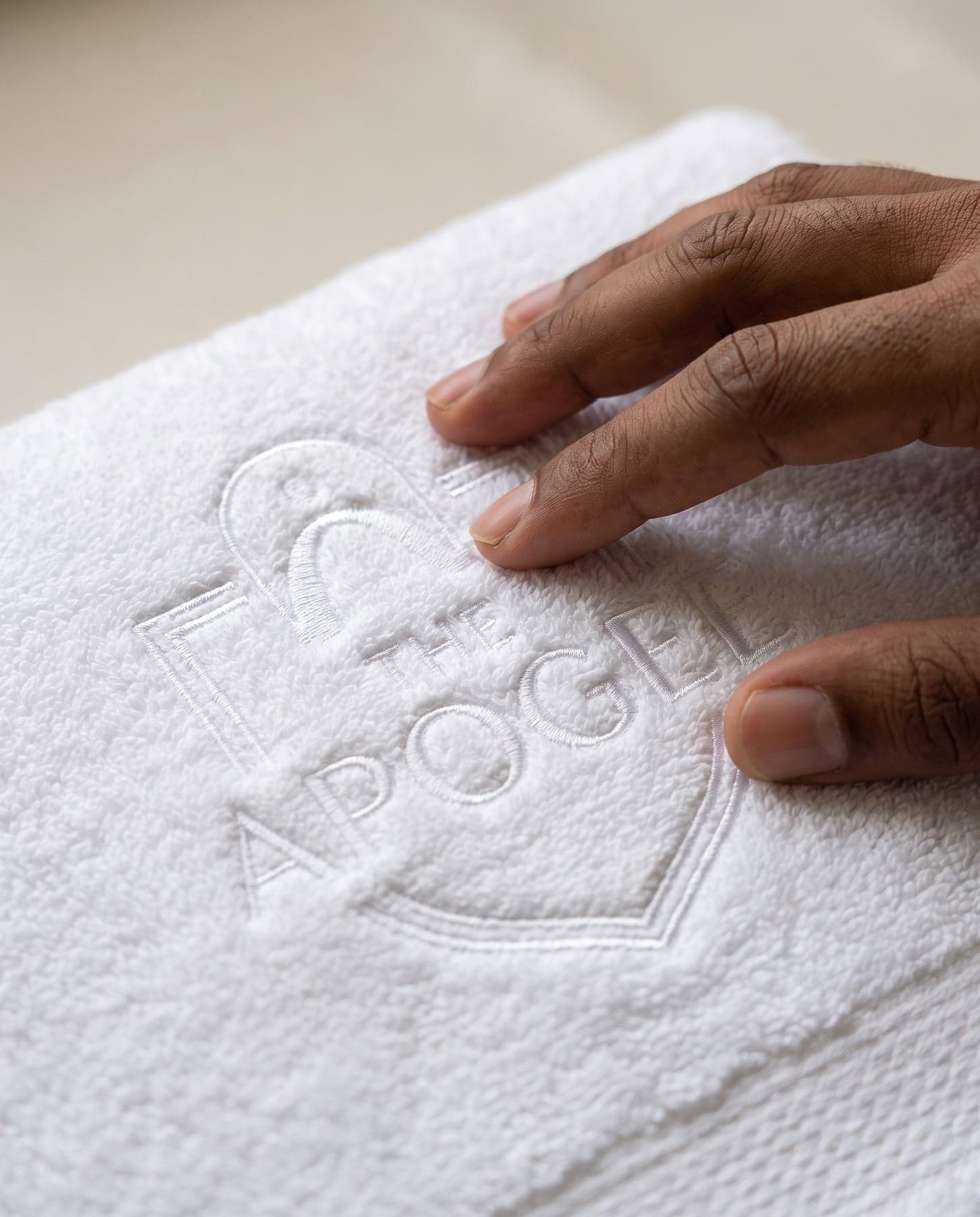Le marquage — Towel City Luxury Bath Towel White, broderie sur la poitrine, devant