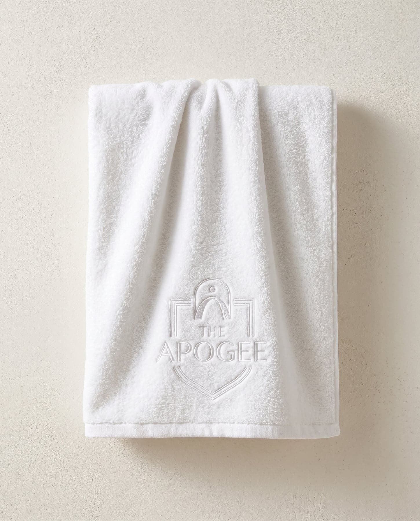 La pièce — Towel City Luxury Bath Towel White, broderie sur la poitrine, devant