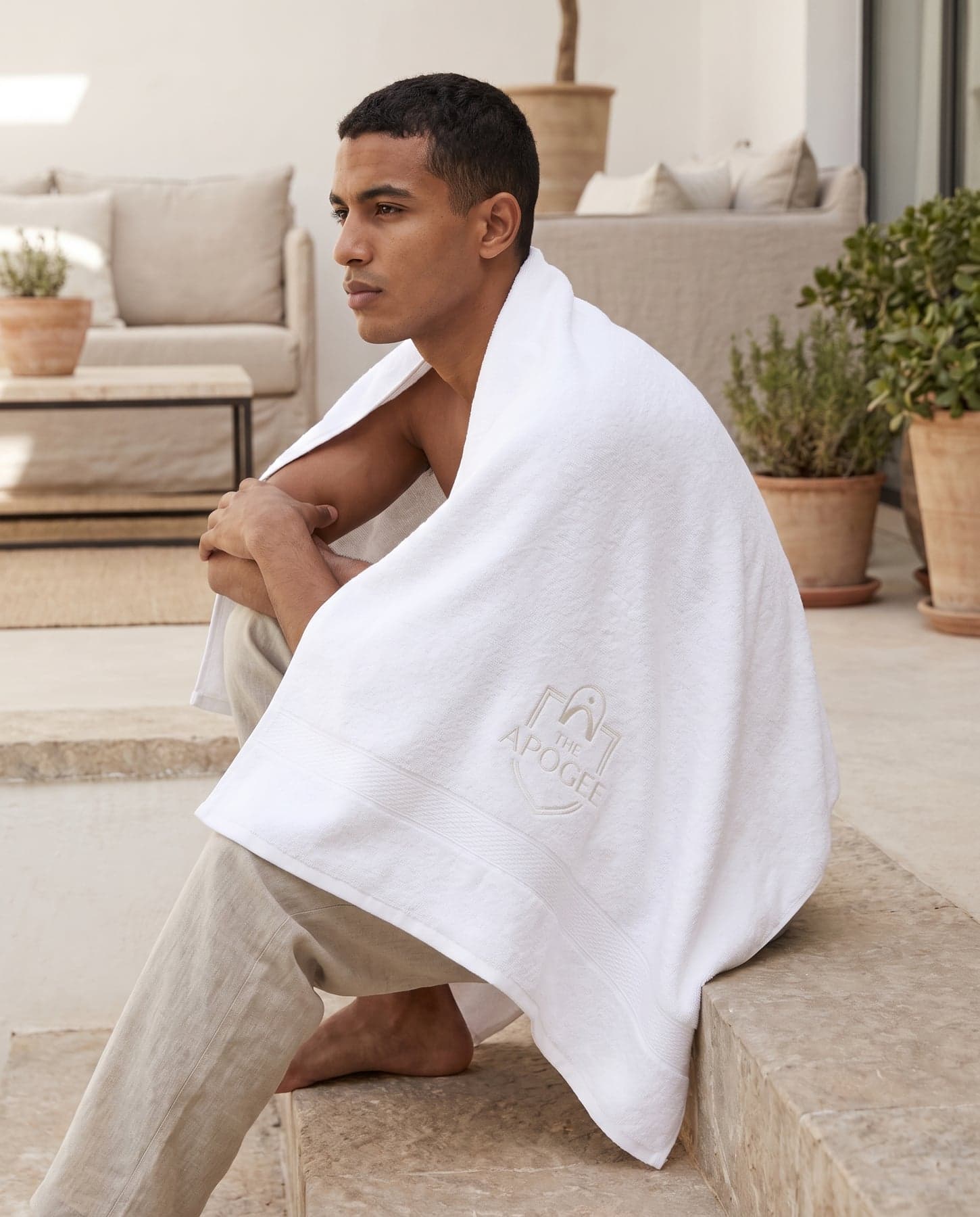 Porté — Towel City Luxury Bath Towel White, broderie sur la poitrine, devant