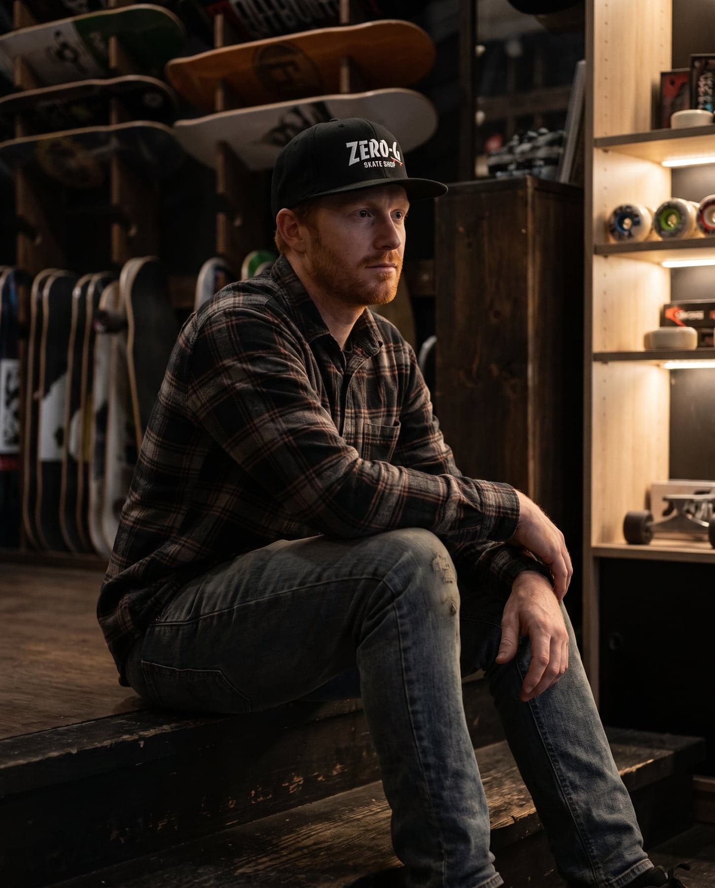 Porté — Flexfit Classic Snapback Black, broderie sur la poitrine, devant