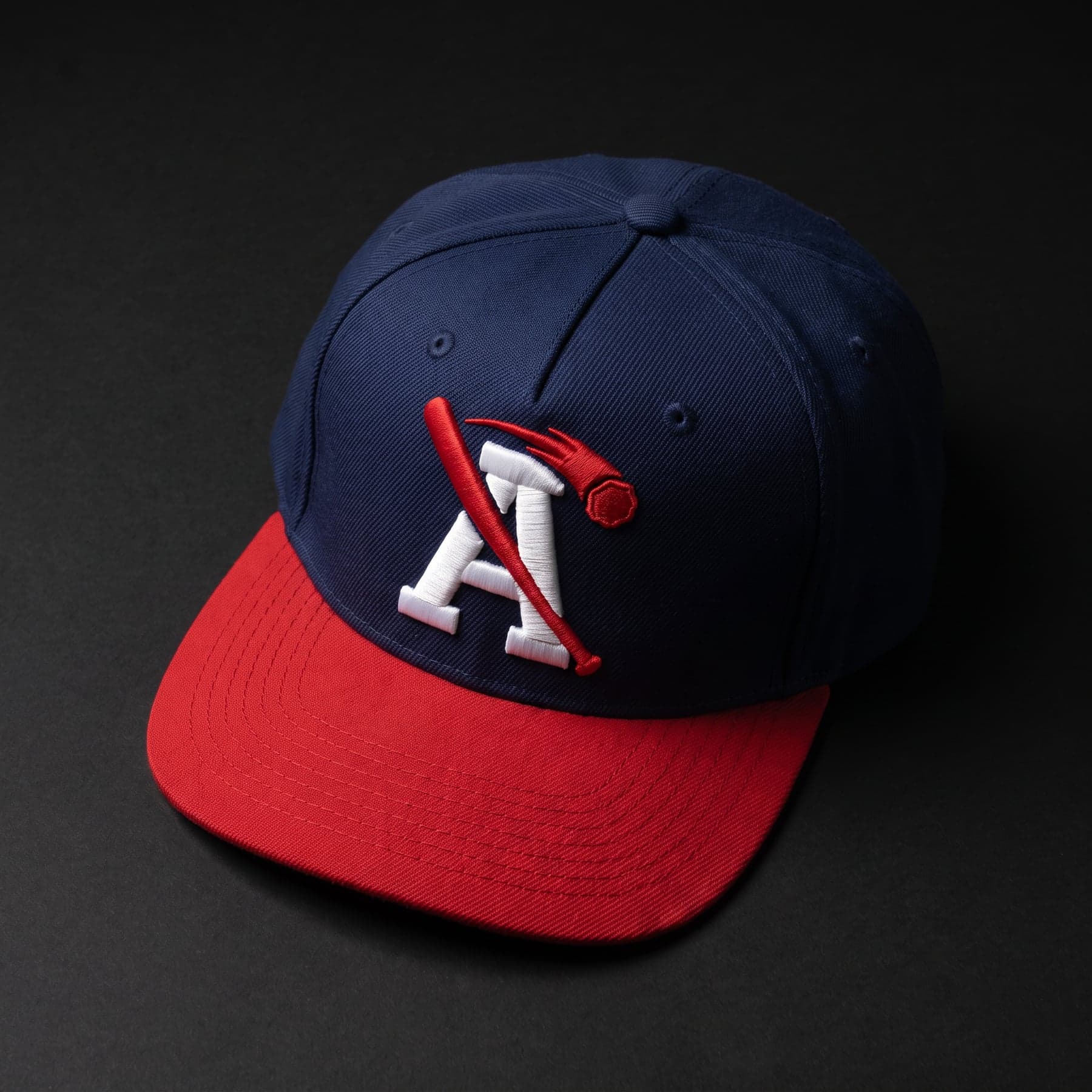 Das Teil — Beechfield Original Flat Peak Snapback French Navy / Classic Red, 3D-Stickerei auf der Brust, vorne