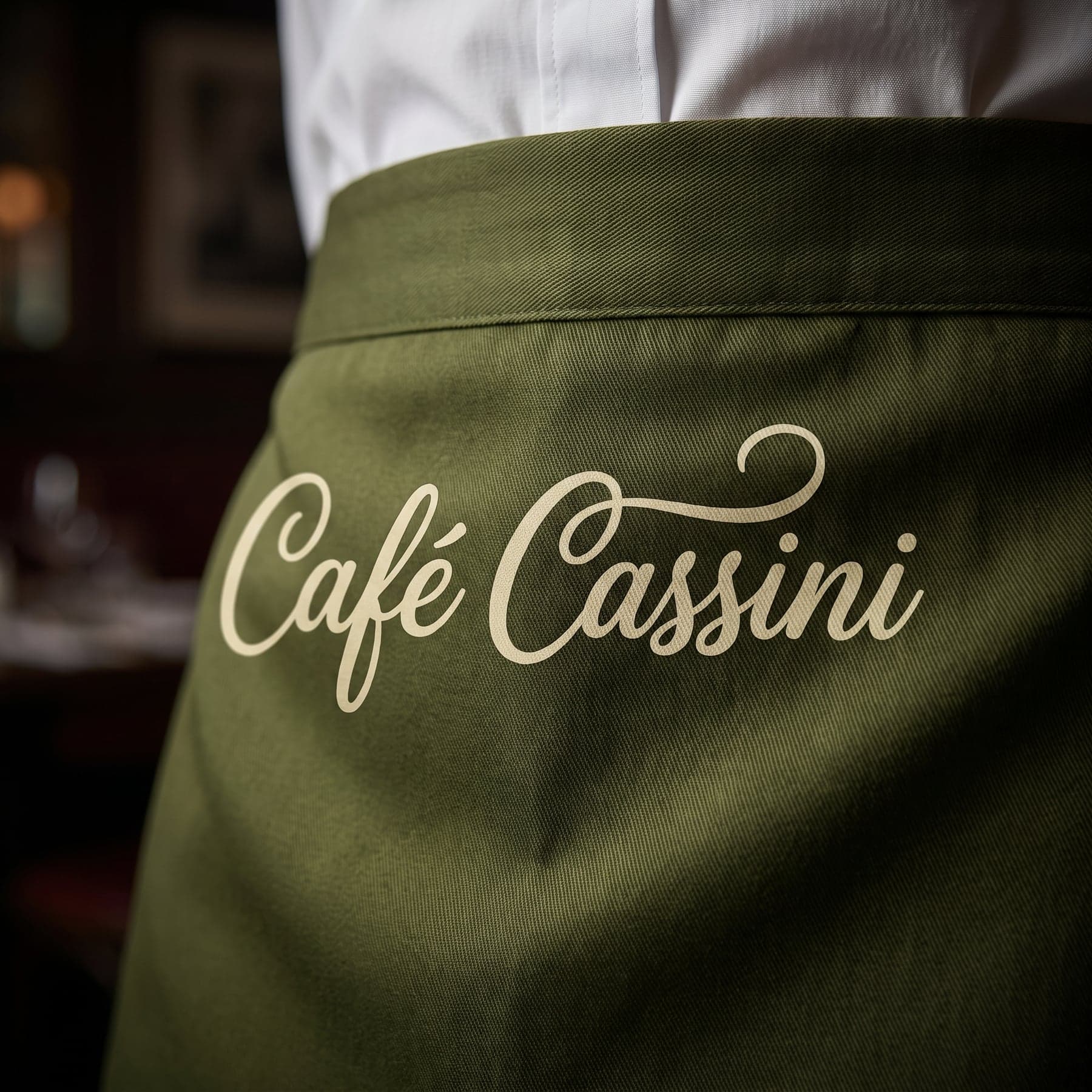 Le marquage — Karlowsky Bistro Apron Basic Moss Green, sérigraphie en grand format, devant