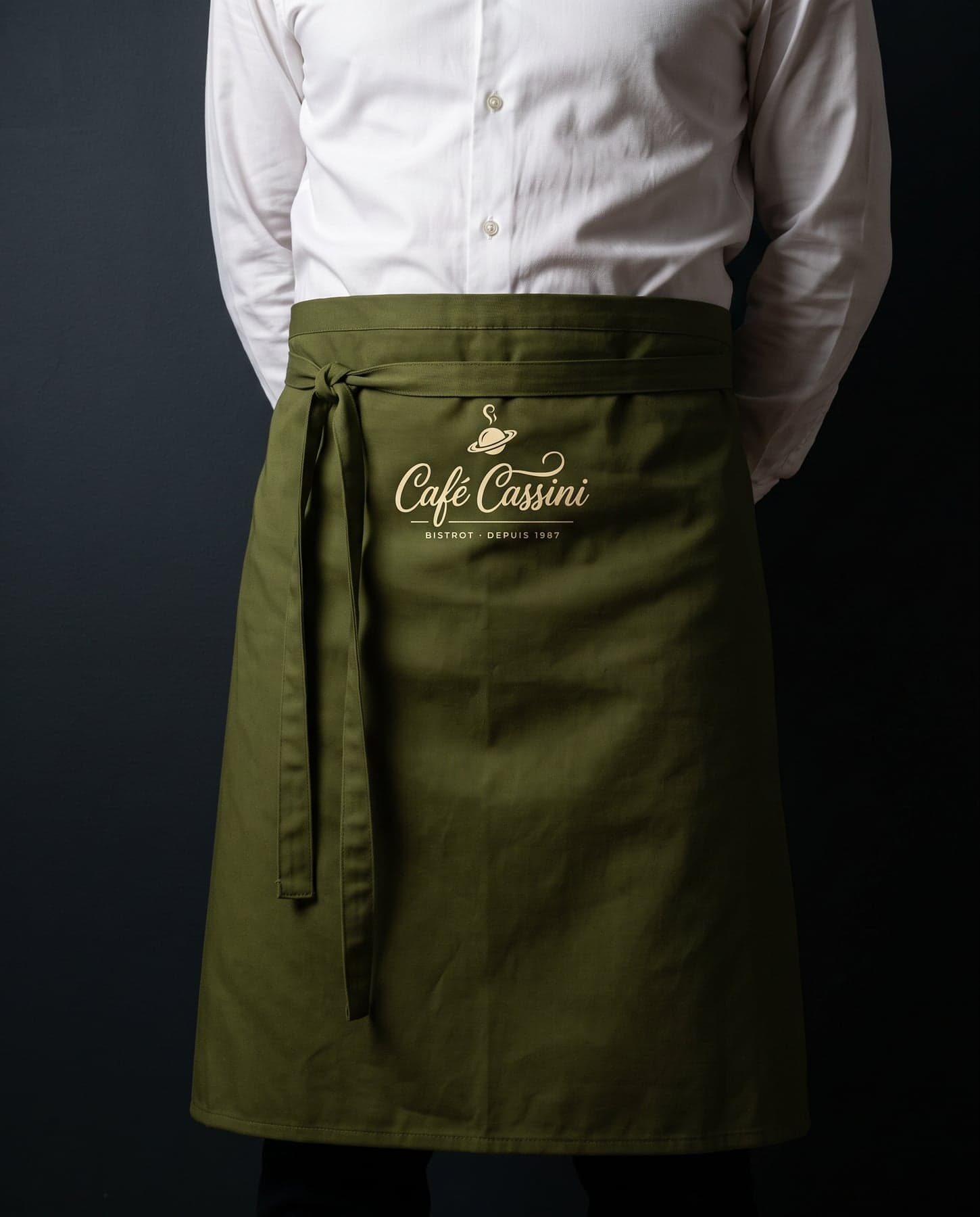 La pièce — Karlowsky Bistro Apron Basic Moss Green, sérigraphie en grand format, devant